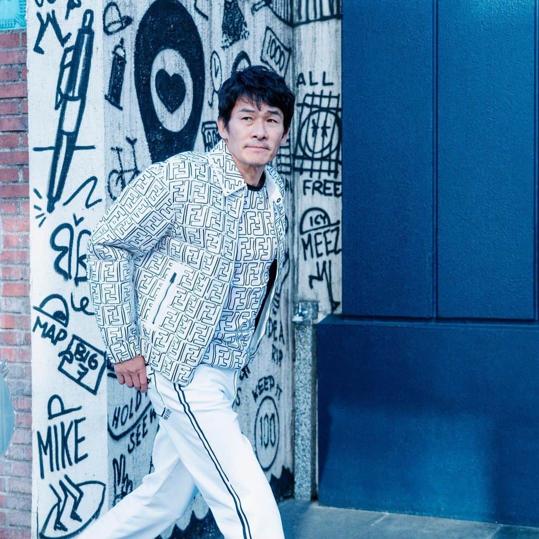 伊原剛志のインスタグラム：「IHARA  Stylebook  FENDY  ちょっとPOPな感じで。  @tsuyoshi_ihara @fendi  #fendi #stylebook #IHARAオフィス #伊原剛志 #50代ファッション  #50代コーデ  #親父のファッション」