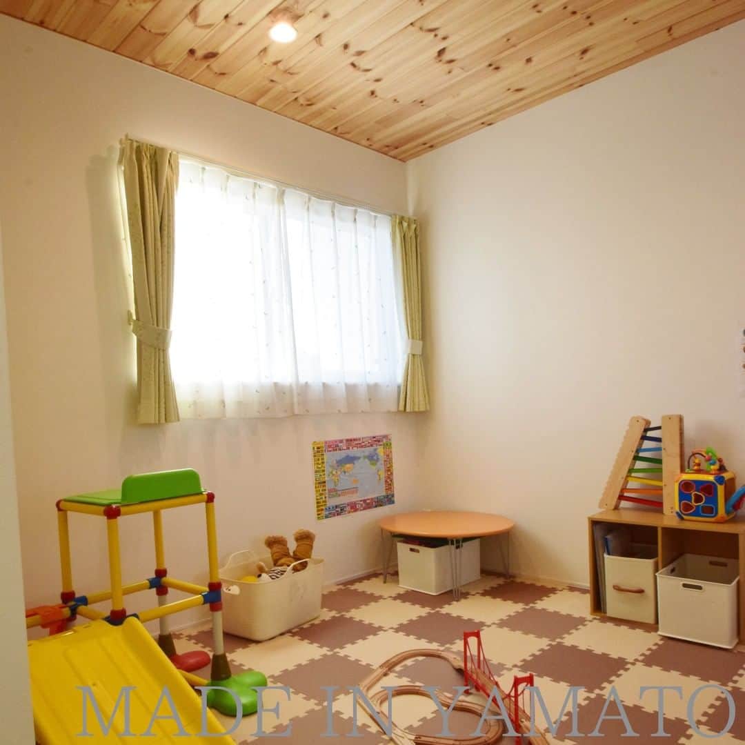 YAMATOの家さんのインスタグラム写真 - (YAMATOの家Instagram)「#無垢材 の #パイン を床と天井に貼った子供室♪ お子様が小さいうちは、一続きで使えるように間仕切りはありません。 おもちゃを広げて存分に遊べます♪ 将来は２分割にする予定です。  . MADE IN YAMATO . . #yamatoの家 #快適な暮らし #設計 #自宅 #御殿場 #小山町 #裾野 #設計事務所 #マイホーム #注文住宅 #デザイン #新築 #家 #インテリア #住宅 #設計士 #設計士とつくる家 #建築士 #建築士とつくる家 #web内覧会」2月1日 15時41分 - yamato_house