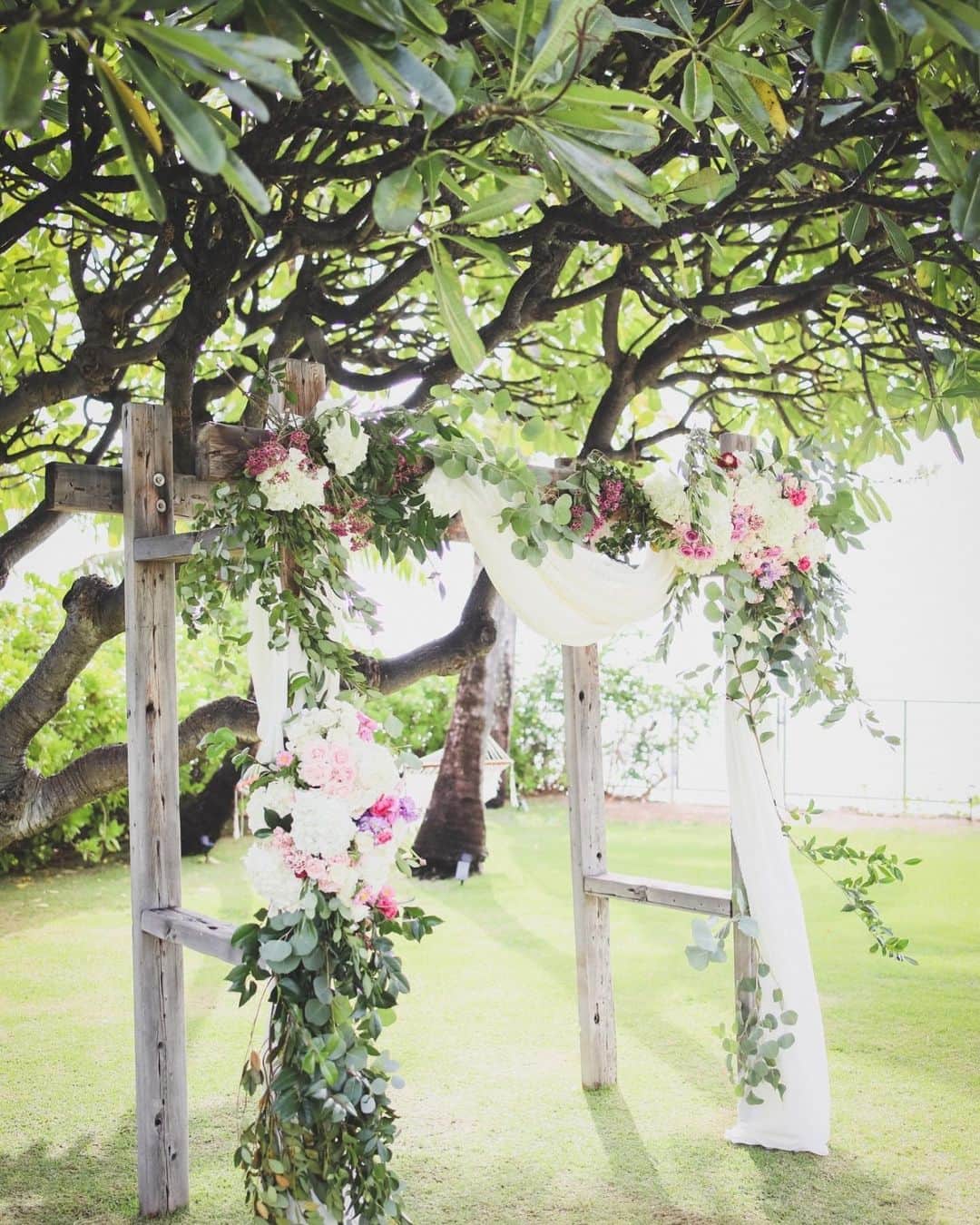 ハワイ挙式のCheersWedding チアーズウェディングのインスタグラム：「『ガーデンウェディングの魅力』﻿ ﻿ ソーシャルディスタンスが当たり前になったNewノーマルのハワイ。  ガーデンウェディングの魅力はなんといっても  壮大な青空と自然の恵みの中で、ソーシャルディスタンスをしっかり守りながら、これから一緒に歩んでいくお2人の未来を誓えるところ。  自然の力を思う存分エンジョイしながら行うウィズコロナのガーデンウェディングは  これからの新様式のハワイウェディングに相応しいスタイルです。  チアーズウェディングでは、コロナに負けないプランも日々発信中。  新様式ハワイウェディング お2人が望むウェディングをイチからプロデュース致します。 ﻿ ***********************﻿ ﻿ 【HP】﻿ https://www.cheerswedding.jp﻿ ﻿ ☎︎0120-128-828﻿ 平日11:00〜19:00／土日祝10:00〜19:00﻿ ﻿ ***********************﻿ ﻿ ◆ウェディングパーク海外﻿ チアーズウェディングで検索！﻿ https://foreign.weddingpark.net/agentlist/100063/﻿ ﻿ ◆ウェディングフォトはこちら﻿ @cheers_photowedding ﻿ ﻿ #チアーズウエディング﻿ #ハワイウェディング ﻿ #海外ウェディング﻿ #リゾートウェディング﻿ #リゾ婚﻿ #海外挙式﻿ #ハワイ挙式﻿ #ハワイ婚﻿ #新婚旅行﻿ #ハワイ旅行﻿ #cheerswedding﻿ #hawaiiwedding﻿ #ハワイハネムーン﻿ #ハワイウェディング迷子﻿ #ハワイウェディングプロデュース﻿ #日本中のプレ花嫁さんと繋がりたい﻿ #プレ花嫁﻿ #ハワイ結婚式﻿ #花嫁準備﻿ #式場迷子﻿ #2021秋婚﻿ #2021wedding﻿ #家族挙式﻿ #花嫁応援 ﻿ #ハワイ花嫁﻿﻿ #おしゃれ花嫁﻿ #大人花嫁﻿ #hawaiiwedding #邸宅ウェディング #ガーデンウェディング」