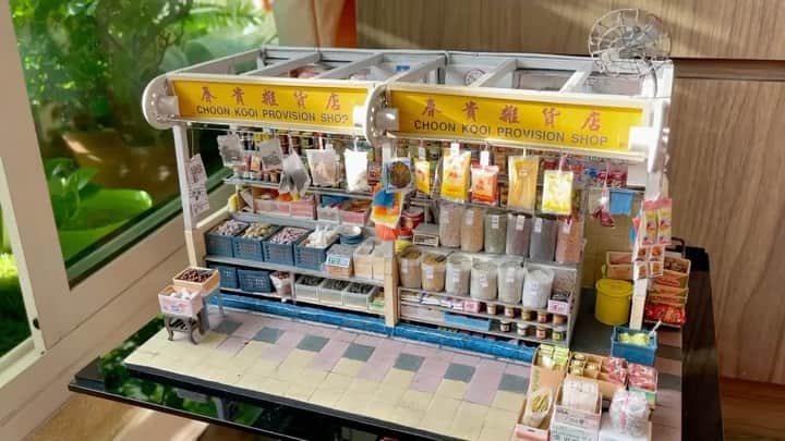リー・シェンロンのインスタグラム：「Gena Tan wrote to me to share a video of an amazingly detailed and life-like miniature made by her talented husband, Wilfred Cheah.   I recognised it immediately, having seen the store at Block 341 Market often on my visits to Teck Ghee. This beautiful reproduction of Choon Kooi Provision Shop was meant as a gift for Gena’s father, Mr Tan Choon Kooi, who has been running the store and serving residents for 44 years.  The miniature took a whole month to make, using mostly cardboard and recycled materials. It is truly a labour of love, and a fitting tribute to both the store and its owner.    (Video courtesy of Gena Tan)」