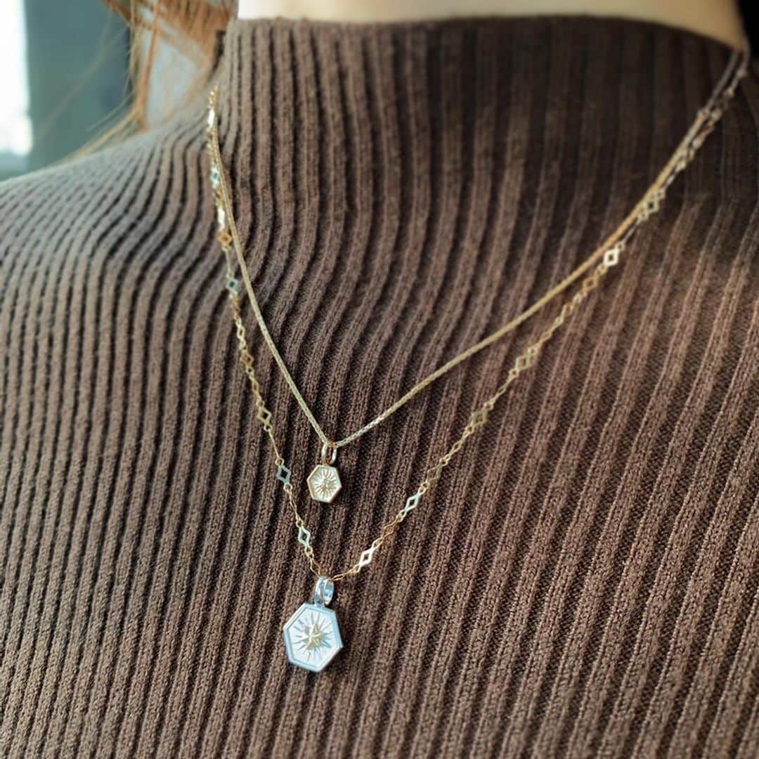 STAR JEWELRY Girlさんのインスタグラム写真 - (STAR JEWELRY GirlInstagram)「アウトラインがシンプルな形状のチャームは、モチーフのデザインでも使いやすい♪ さりげないダイヤモンドで高級感も。  #charm #チャーム #chain #ootd #necklace #ネックレス #clover #star #horseshoe #gold #silver #jewelry #ジュエリー #スタージュエリーガール #STARJEWELRYGIRL」2月1日 15時49分 - star_jewelry_girl