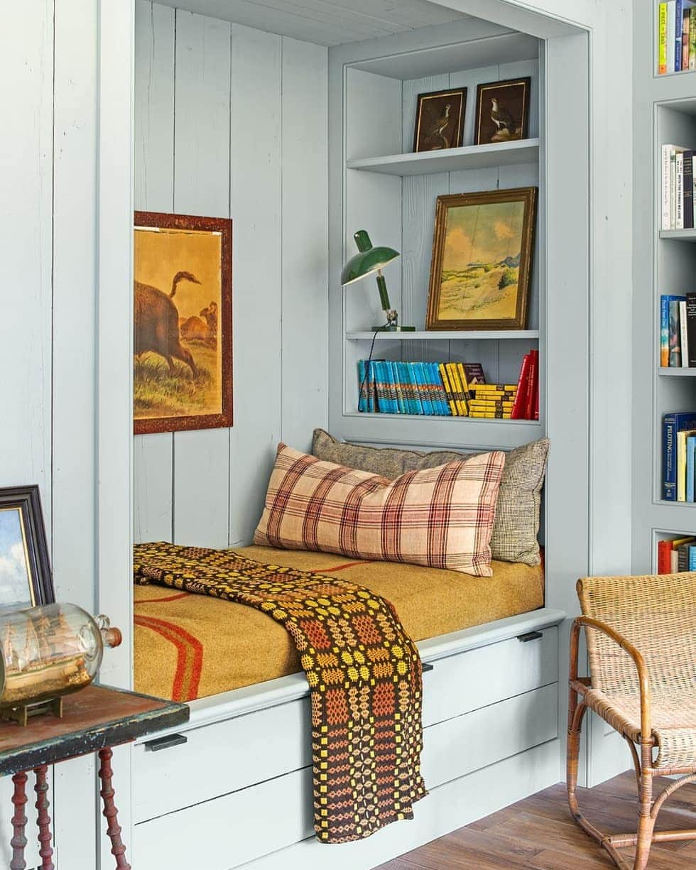 ELLE DECOR JAPANさんのインスタグラム写真 - (ELLE DECOR JAPANInstagram)「【READING NOOKS】ベッドで本を読むにしても、リビングのソファで丸まって読むにしても、良い本を手にしてくつろぐのは最高の時間！至福の時を過ごせる、心地よい読書コーナーの作り方とは？  詳しくはエル デジタルをチェック🔍️  #elledecor #elledecorjapan #エルデコ #インテリア #インテリア好き #暮らし #インテリアデザイン #interior #interiordesign #diy  #diy好きな人と繋がりたい #diyアイディア #リノベーション #リノベーションアイディア #読書 #読書スペース #リーディングスペース #本好き #書斎 #本好きな人と繋がりたい」2月1日 15時49分 - elledecorjapan