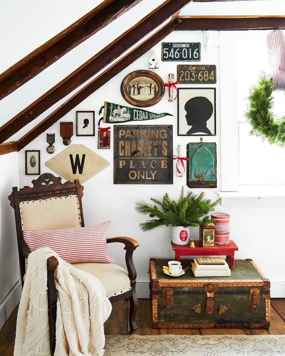 ELLE DECOR JAPANさんのインスタグラム写真 - (ELLE DECOR JAPANInstagram)「【READING NOOKS】ベッドで本を読むにしても、リビングのソファで丸まって読むにしても、良い本を手にしてくつろぐのは最高の時間！至福の時を過ごせる、心地よい読書コーナーの作り方とは？  詳しくはエル デジタルをチェック🔍️  #elledecor #elledecorjapan #エルデコ #インテリア #インテリア好き #暮らし #インテリアデザイン #interior #interiordesign #diy  #diy好きな人と繋がりたい #diyアイディア #リノベーション #リノベーションアイディア #読書 #読書スペース #リーディングスペース #本好き #書斎 #本好きな人と繋がりたい」2月1日 15時49分 - elledecorjapan
