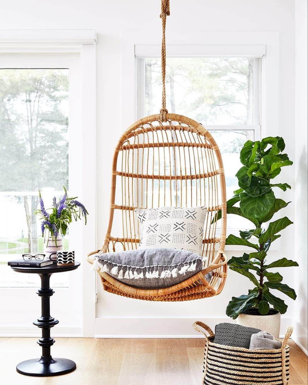 ELLE DECOR JAPANさんのインスタグラム写真 - (ELLE DECOR JAPANInstagram)「【READING NOOKS】ベッドで本を読むにしても、リビングのソファで丸まって読むにしても、良い本を手にしてくつろぐのは最高の時間！至福の時を過ごせる、心地よい読書コーナーの作り方とは？  詳しくはエル デジタルをチェック🔍️  #elledecor #elledecorjapan #エルデコ #インテリア #インテリア好き #暮らし #インテリアデザイン #interior #interiordesign #diy  #diy好きな人と繋がりたい #diyアイディア #リノベーション #リノベーションアイディア #読書 #読書スペース #リーディングスペース #本好き #書斎 #本好きな人と繋がりたい」2月1日 15時49分 - elledecorjapan