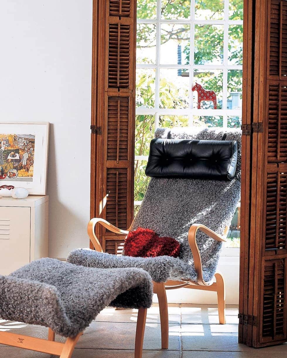 ELLE DECOR JAPANさんのインスタグラム写真 - (ELLE DECOR JAPANInstagram)「【READING NOOKS】ベッドで本を読むにしても、リビングのソファで丸まって読むにしても、良い本を手にしてくつろぐのは最高の時間！至福の時を過ごせる、心地よい読書コーナーの作り方とは？  詳しくはエル デジタルをチェック🔍️  #elledecor #elledecorjapan #エルデコ #インテリア #インテリア好き #暮らし #インテリアデザイン #interior #interiordesign #diy  #diy好きな人と繋がりたい #diyアイディア #リノベーション #リノベーションアイディア #読書 #読書スペース #リーディングスペース #本好き #書斎 #本好きな人と繋がりたい」2月1日 15時49分 - elledecorjapan