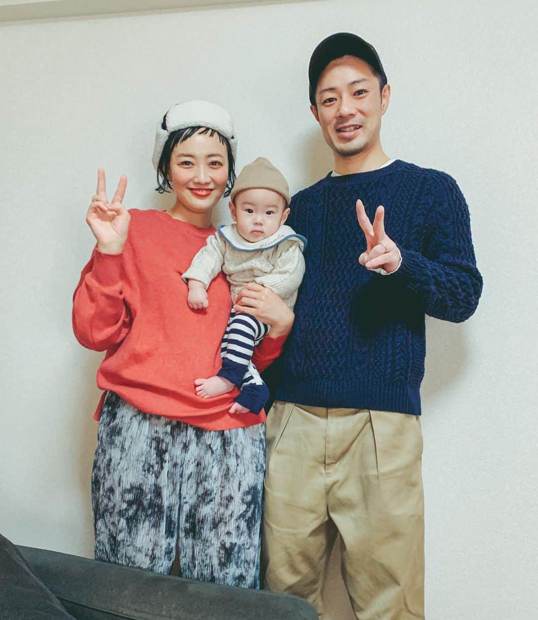 田中真奈美のインスタグラム：「リョータ撮影👦🏻📸💕 . 付き合って20年👫➡︎👨‍👩‍👦‍👦 . 👦🏻👶🏻2人の存在が私が感じた幸せの予感の元だったんだな〜って実感中☺️ . 中学２年生の時に幼稚園で一緒だった旦那さんと再会しました。めっちゃ友達だったから恋愛感情はなかったのにこの人と結婚する人は幸せだろうな〜って思っててそんな事を言ってたし幸せになって欲しいと何故か思ってました😂 . 今思えばあれは私の感だったんだな😁誰でも幸せになるわけじゃなくて私が幸せになる気がしてたんだな😂って気付きました✨ . 存在してなかった子が存在してる👦🏻👶🏻✨奇跡ですね💕 . チームY家結成の元となった付き合った記念日💕リョータは意味が分からずリョータがハッピーバースデー？😍💕って言ってました💕笑 . 旦那さんにケーキを頼んだらもちろんプレートはなく😂リョータ用にローソクはありました🕯ですよね！！って言ったら当たり前な顔してました👨🏻 . 今から更に20年後ってなったらシュンタが成人式の時なんだな😁 . このまま私達はシワシワになって行き、子供達はたくましく成長して行く、それがまた楽しみです💕 . #男子2人ママ👩‍👦‍👦  #リョータとシュンタ  #リョータの冬遊び⛄️」