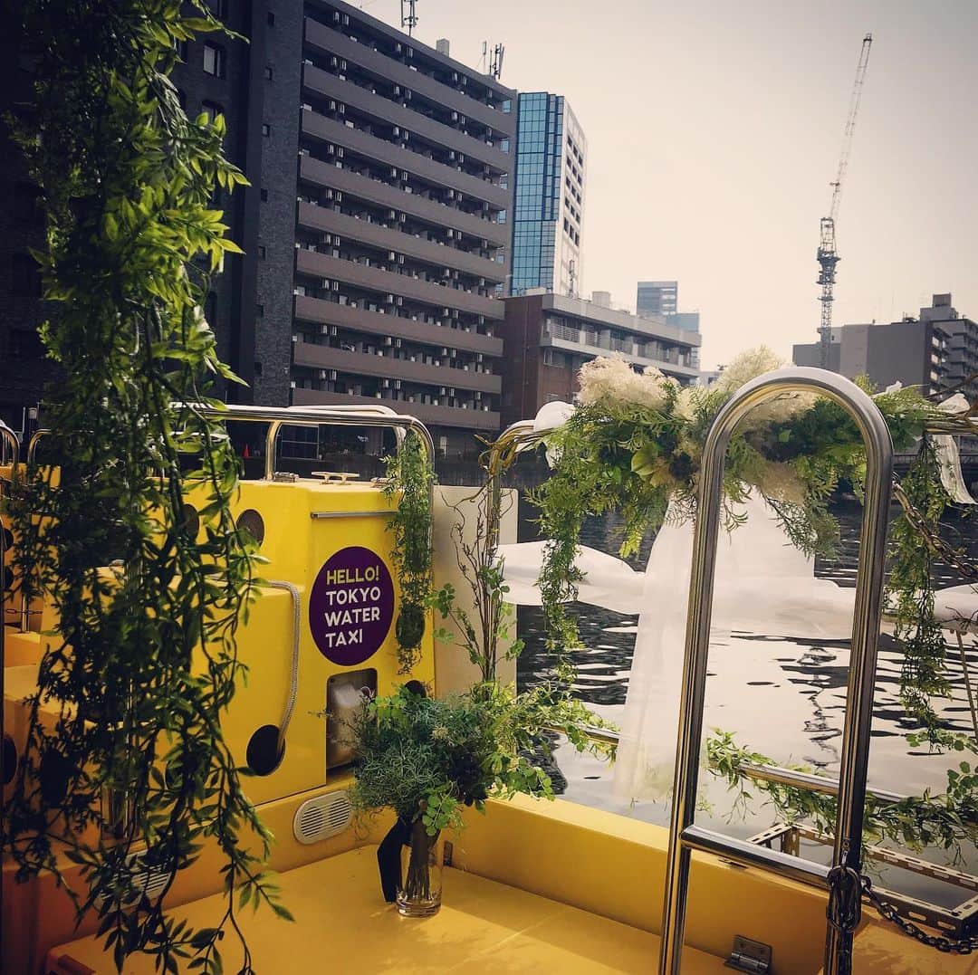 TOKYO WATER TAXIさんのインスタグラム写真 - (TOKYO WATER TAXIInstagram)「レモンイエローとグリーンの組み合わせは とっても爽やか✨  新しいウェディングスタイルのご提案。 プライベートにアットホームに。 カジュアルに自然の中で。 東京の水の上でセレモニーはいかがですか？ #港区  #tokyowatertaxi #wedding  #エシカルウェディング #芝浦 #天王洲 #浜離宮 #東京 #watertaxi」2月1日 15時51分 - tokyowatertaxi