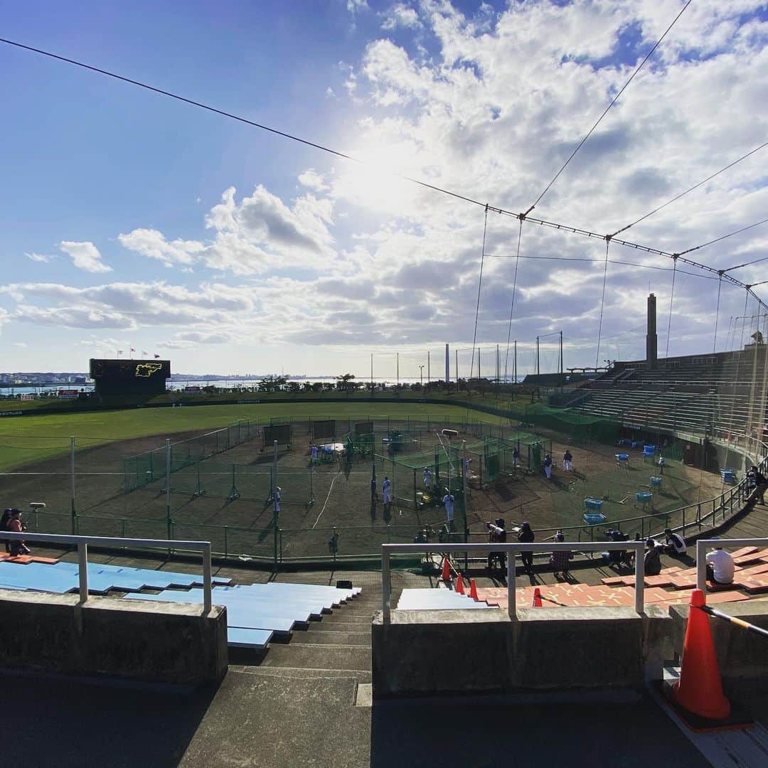中日ドラゴンズ【公式】さんのインスタグラム写真 - (中日ドラゴンズ【公式】Instagram)「ドラゴンズ2021北谷キャンプ初日！ 最高の天気の下、メイン球場では特打を行っています。練習はまだまだ続きます。 #中日ドラゴンズ #2021沖縄春季キャンプ #今日の天気は最高」2月1日 16時01分 - chunichidragonsofficial