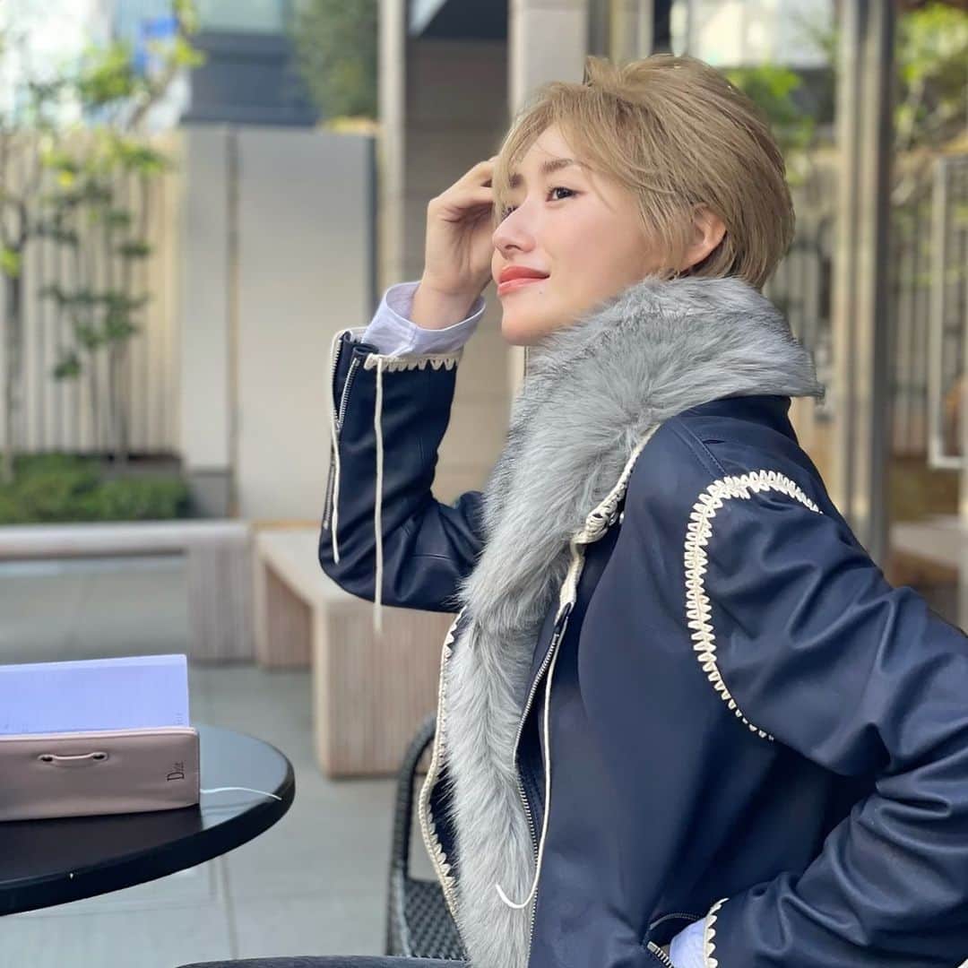 &mのインスタグラム：「ほんとはファーなし。 隣にいたまりちゃんから奪いました😂😂 それでいてこんなにもすまし顔🥱w」