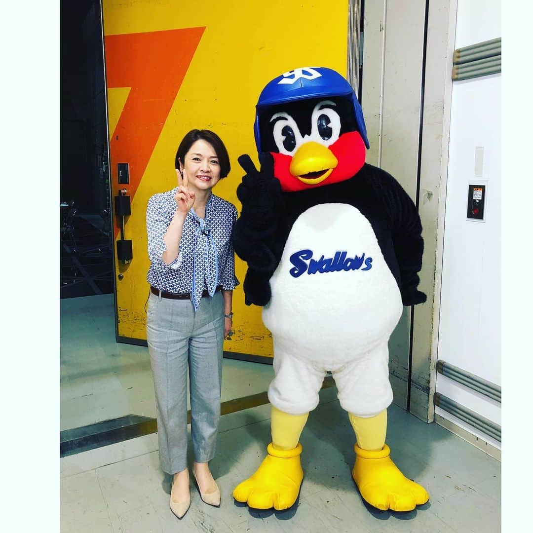 西山喜久恵さんのインスタグラム写真 - (西山喜久恵Instagram)「⚾️ プロ野球のキャンプが始まり、 私の友人つば九郎もキャンプインしました‼️ つば九郎とは、20年来の付き合いで、 最近では、「つば九郎のカンペＤＥトーク」という番組でコンビを組んでいます❗️ ヤクルトの黄金時代を築いたレジェンドを迎え、 つば九郎🐧がカンペでズバッと切り込んで インタビューしていますので、 是非ご覧下さい。 10分間の番組ですが、私はほぼ笑っています。  #つば九郎 #つば九郎のカンペＤＥトーク #フジテレビNEXT #内藤尚行 #川崎憲次郎  #真中満 #上田剛史 #プロ野球きょうキャンプイン」2月1日 15時56分 - kikue_nishiyama