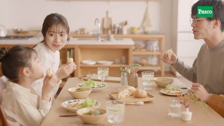 Pasco/敷島製パン株式会社のインスタグラム：「あなたはどれにする？#選んで楽しい春のプレゼント キャンペーン実施中🍞  現在開催中の#選んで楽しい春のプレゼント キャンペーン🎁 みなさまのお好みやライフスタイルに合わせて、厳選された5つの賞品を、ムービーで一挙にご紹介しちゃいます🎥  キャンペーン期間は4月30日(金)まで😊第1回目の応募締切は2月28日(日)ですよ〜📮  あなたの応募したいコースはどれですか？？コメントで教えて下さいね💬💕  キャンペーン＆賞品の詳細はプロフィール(@pasco.jp)のURL、もしくは特設サイトから🍞➔https://www.pasconet.co.jp/campaign_2021spring/  ーーー📱#LINEスタンププレゼント も開催中📱ーーー こちらも要チェック☝️お見逃しなく！  PascoのLINE公式アカウントを友だち追加＆アンケート回答で「リサとガスパールのPascoオリジナルLINEスタンプ」をもれなくプレゼントします。  LINEスタンプダウンロード期間は2021年5月9日（日）まで⭐  #Pasco #パスコ #超熟 #国産小麦 #選んで楽しい春のプレゼント #キャンペーン #プレゼント #パンのある生活 #パンのある暮らし #超熟のある暮らし #超熟いいね #lineスタンプ」