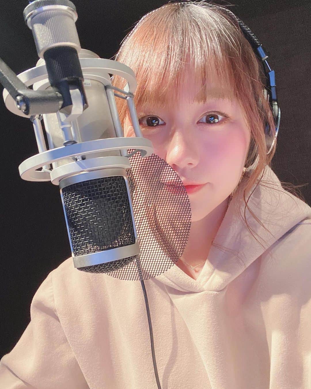 のインスタグラム：「今日は、先日撮影へいってきました　  #いい伊豆みつけた 　 ナレーション録りへ😊 　 音楽に合わせて映像に合わせて声を乗せていく時間。　 大好きなのです。 　　 　 ぜひ公開をお楽しみに😋‪･:*+.‬  #ナレーション #録音 #rec #好き #時間 #初 #スタジオ でした #声 #お仕事 #テレビ #はだのブランドアンバサダー #singersongwriter #シンガーソングライター #singer #음악#일본#피아노#악기를켜면서노래함#싱어송라이터#하타노#likes  #instadaily #photooftheday #tv」