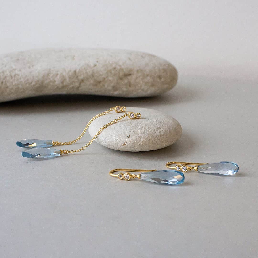 ジュリーサンドラゥさんのインスタグラム写真 - (ジュリーサンドラゥInstagram)「Harper. 💎 Blue spinels in beautiful pear briolette cuts.  . . . #juliesandlau #juliesandlaujewelry #jewelry」2月1日 15時59分 - juliesandlau