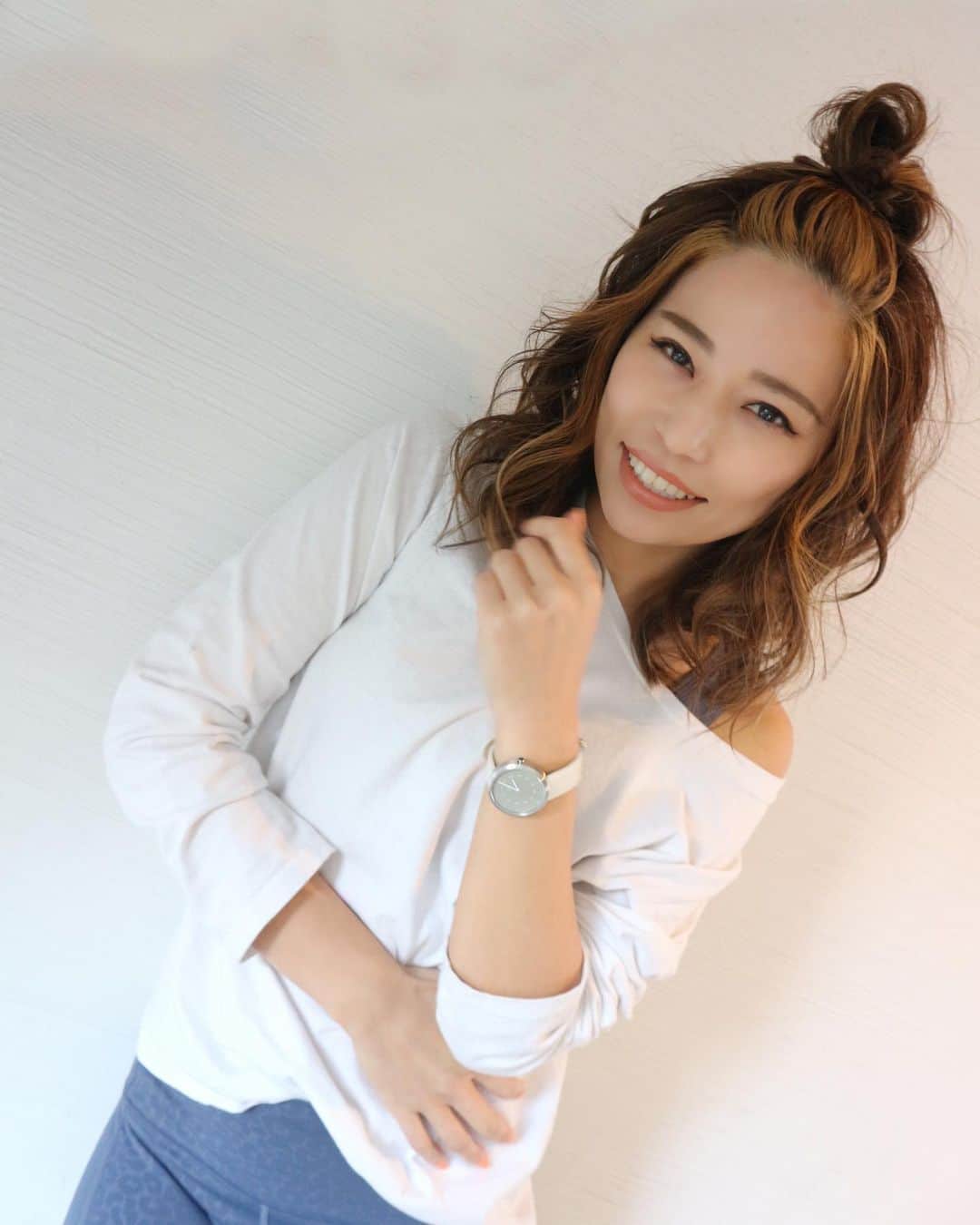 のインスタグラム：「今日から2月で1番寒い時期だけど、もう気分は春〜🌸・ って事で髪色変えたりしてみました💇‍♀️・ 時計も春ファッションに合わせやすいMAVEN WATCHESの【smoke green off white】にチェンジ🕐・ 春ファッションって、、写真は又ヨガウェアだけどw😂・ ・ スモーキーなカラーリングがとっても可愛い💕・ ・ ・  ● 10%OFFになるクーポンコード 【annafla85】 是非使ってね🎁・ ・ ・ ・　  #PR #マベン #マベンウォッチズ #時計 #腕時計#mavenwatches #クリスマス #ギフト #バレンタインギフト #春ファッション #newhair #レギンス  #bodymake #ヨガウェア #ボディメイク #フィットネス #fitness #体質改善 #ダイエット #アスレジャー #Athleisure #yogawear #ピラティス #ヨガ #健康 #運動 #筋トレ女子 #abs #腹筋女子 #生活リズム」