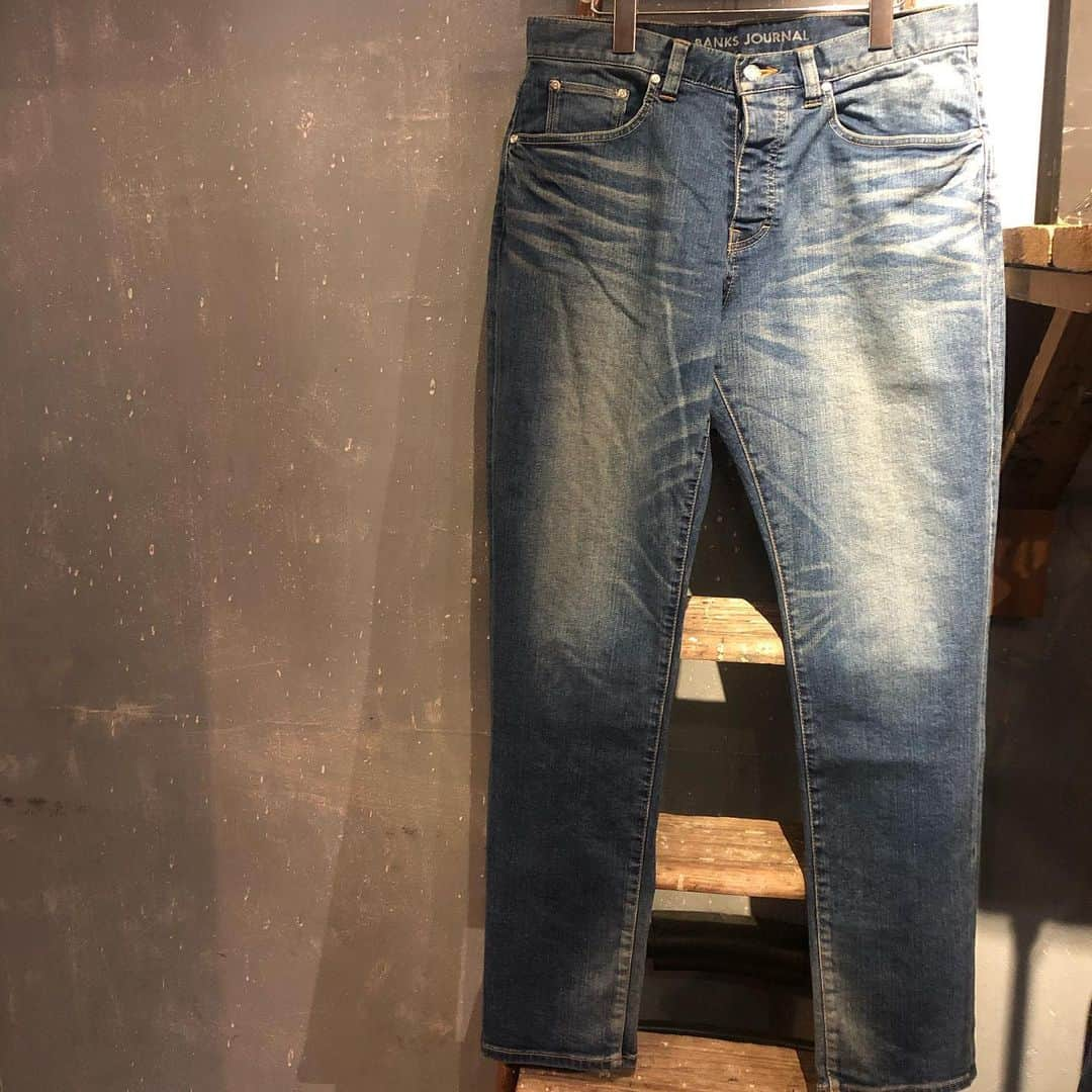 PORT of CALL Cafe&Store Tokyoさんのインスタグラム写真 - (PORT of CALL Cafe&Store TokyoInstagram)「【BANKS JOURNAL PROJECTS】 STYLE CODE : PDN 0001 STYLE NAME : JAPAN DENIM VINTAGE SLIM MADE IN JAPAN ¥25,850  スリムフィットデニム。 すっきりとしたテーパードシルエットでヒップ周りに若干のゆとりを持たせながら、裾口にかけクリーンに絞った美脚シルエット。 日本製のストレッチデニムをジーンズの聖地、岡山県 児島で縫った、日本製の確かな品質が秀逸な一本。 パッチは贅沢に「リサイクルレザー」をあしらい、帯裏には薬剤使用や廃棄物をほとんど生み出さない、「レーザー」でロゴを刻印。 エシカルでハイエンドなディテールでの仕上げ。 児島の確かなヴィンテージ加工に合わせ、オーセンティックな8番の配色ステッチで時代に左右されない王道を貫く。 ロールアップした時の見える、裾口のチェーンステッチ仕様も男心をくすぐる…  #banksjournal﻿ #banksjournalcollection #BJP #sustainable #craftsmanship #repurpose」2月1日 16時10分 - poc_daikanyama