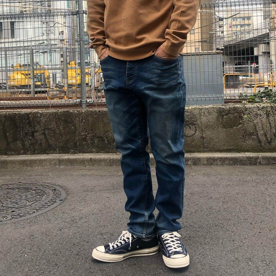 PORT of CALL Cafe&Store Tokyoさんのインスタグラム写真 - (PORT of CALL Cafe&Store TokyoInstagram)「【BANKS JOURNAL PROJECTS】 STYLE CODE : PDN 0001 STYLE NAME : JAPAN DENIM VINTAGE SLIM MADE IN JAPAN ¥25,850  スリムフィットデニム。 すっきりとしたテーパードシルエットでヒップ周りに若干のゆとりを持たせながら、裾口にかけクリーンに絞った美脚シルエット。 日本製のストレッチデニムをジーンズの聖地、岡山県 児島で縫った、日本製の確かな品質が秀逸な一本。 パッチは贅沢に「リサイクルレザー」をあしらい、帯裏には薬剤使用や廃棄物をほとんど生み出さない、「レーザー」でロゴを刻印。 エシカルでハイエンドなディテールでの仕上げ。 児島の確かなヴィンテージ加工に合わせ、オーセンティックな8番の配色ステッチで時代に左右されない王道を貫く。 ロールアップした時の見える、裾口のチェーンステッチ仕様も男心をくすぐる…  #banksjournal﻿ #banksjournalcollection #BJP #sustainable #craftsmanship #repurpose」2月1日 16時10分 - poc_daikanyama