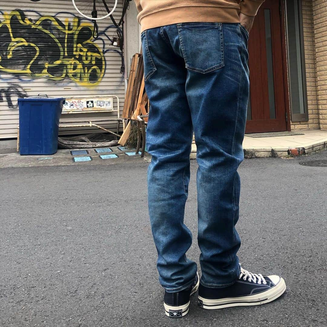 PORT of CALL Cafe&Store Tokyoさんのインスタグラム写真 - (PORT of CALL Cafe&Store TokyoInstagram)「【BANKS JOURNAL PROJECTS】 STYLE CODE : PDN 0001 STYLE NAME : JAPAN DENIM VINTAGE SLIM MADE IN JAPAN ¥25,850  スリムフィットデニム。 すっきりとしたテーパードシルエットでヒップ周りに若干のゆとりを持たせながら、裾口にかけクリーンに絞った美脚シルエット。 日本製のストレッチデニムをジーンズの聖地、岡山県 児島で縫った、日本製の確かな品質が秀逸な一本。 パッチは贅沢に「リサイクルレザー」をあしらい、帯裏には薬剤使用や廃棄物をほとんど生み出さない、「レーザー」でロゴを刻印。 エシカルでハイエンドなディテールでの仕上げ。 児島の確かなヴィンテージ加工に合わせ、オーセンティックな8番の配色ステッチで時代に左右されない王道を貫く。 ロールアップした時の見える、裾口のチェーンステッチ仕様も男心をくすぐる…  #banksjournal﻿ #banksjournalcollection #BJP #sustainable #craftsmanship #repurpose」2月1日 16時10分 - poc_daikanyama