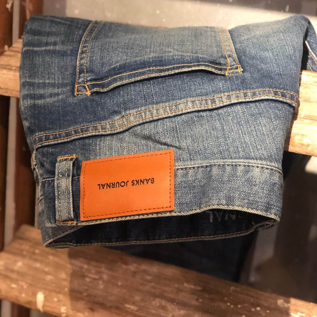 PORT of CALL Cafe&Store Tokyoさんのインスタグラム写真 - (PORT of CALL Cafe&Store TokyoInstagram)「【BANKS JOURNAL PROJECTS】 STYLE CODE : PDN 0001 STYLE NAME : JAPAN DENIM VINTAGE SLIM MADE IN JAPAN ¥25,850  スリムフィットデニム。 すっきりとしたテーパードシルエットでヒップ周りに若干のゆとりを持たせながら、裾口にかけクリーンに絞った美脚シルエット。 日本製のストレッチデニムをジーンズの聖地、岡山県 児島で縫った、日本製の確かな品質が秀逸な一本。 パッチは贅沢に「リサイクルレザー」をあしらい、帯裏には薬剤使用や廃棄物をほとんど生み出さない、「レーザー」でロゴを刻印。 エシカルでハイエンドなディテールでの仕上げ。 児島の確かなヴィンテージ加工に合わせ、オーセンティックな8番の配色ステッチで時代に左右されない王道を貫く。 ロールアップした時の見える、裾口のチェーンステッチ仕様も男心をくすぐる…  #banksjournal﻿ #banksjournalcollection #BJP #sustainable #craftsmanship #repurpose」2月1日 16時10分 - poc_daikanyama