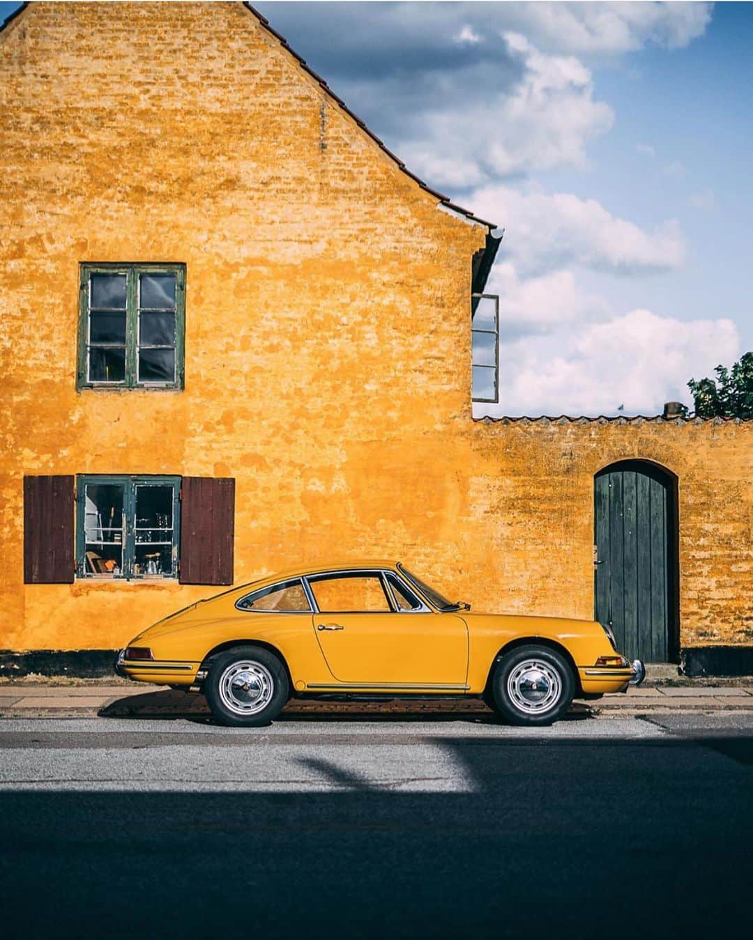 WATCHMANIAのインスタグラム：「Bahama yellow Porsche 912. 🍋  @stephan_bauer 📸」