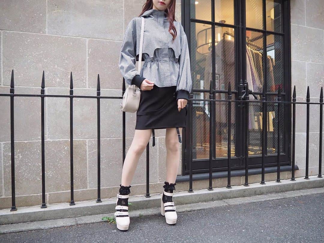 EATMEのインスタグラム：「2.1 update... #EATME #FEBRUARY  #NEW #ITEM . TOP画面のURLからEATME WEB  STOREをCHECK▶︎▶︎▶︎ @eatme_japan .  🌹ガーターデザインブルゾン ¥14,000(＋tax) MIX.PNK.BLK ☑︎FREE ※2.2発売予定 . 🌹ハーネスタイトスカート ¥9,000(＋tax) BLK.GRY.MIX ☑︎S/M ※2.2発売予定 . 🌹キーチャームショルダーBAG ¥9,000(＋tax) CRM.BLK ※2.2発売予定 . 🌹ベルテッドパンプス ¥13,000(＋tax) CRM.BLK.MIX ☑︎S/M/L ※発売中 . #EATME_COORDINATE #eatmejapan #イートミー」