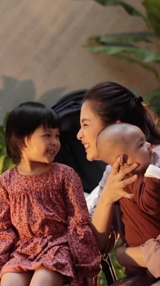 チェルシー・オリビアのインスタグラム：「Paling gemes liat moment mereka berdua yah.. lucu banget apalagi sekarang Nastusha juga mulai ikut2an buat jagain Dante 😘  Kadang kalo lagi mau tidurin Dante, Nastusha suka ngikut mau bobo disebelahnya. Nah untungnya bed set dari @bumbee_collection muat loh untuk mereka berdua 🥰  Gak cuma itu, bisa diliat yah kalo motif dari mereka memang bagus2 banget. Udah lengkap, kualitas terjamin dan yang paling penting nyaman buat si kecil. Pokoknya soal perlengkapan Dante aku percayakan semuanya sama @bumbee_collection 🤎」