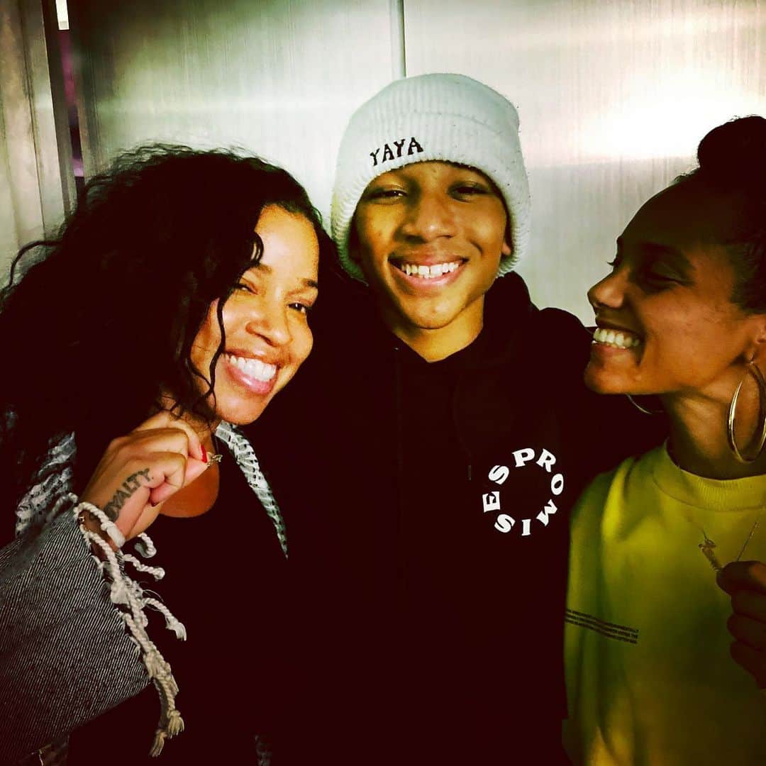 のインスタグラム：「Wow @yayachronicles is blessed with two Queens with his name chains on🌹🌹🌹🌹🌹🌹🌹🌹🌹🌹🌹🌹 @mashondatifrere @aliciakeys 🌹🌹Blessings」
