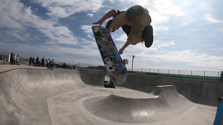笹岡建介のインスタグラム：「🌊🏝  @mktaxi.jp @dcshoes_japan @dorcus_tbs @bern_japan @stance_japan @skullcandyjapan @independenttrucks @rictawheels @minirampsteez @vertskateboarding  #mktaxi#dcshoesjapan #dcshoes #skullcandyjapan #bells #independenttrucks #triforce_k #hi_5 #dorcus_tbs #6556skateboarding #divisio#fivecrossskatepark #showgekiskateboards #13mind#bern#bernjapan#make___#skate#skateboard #instagood #skatecrunch #skatecrunchmag #minirampsteez #vertskateboarding #湘南 #江ノ島」