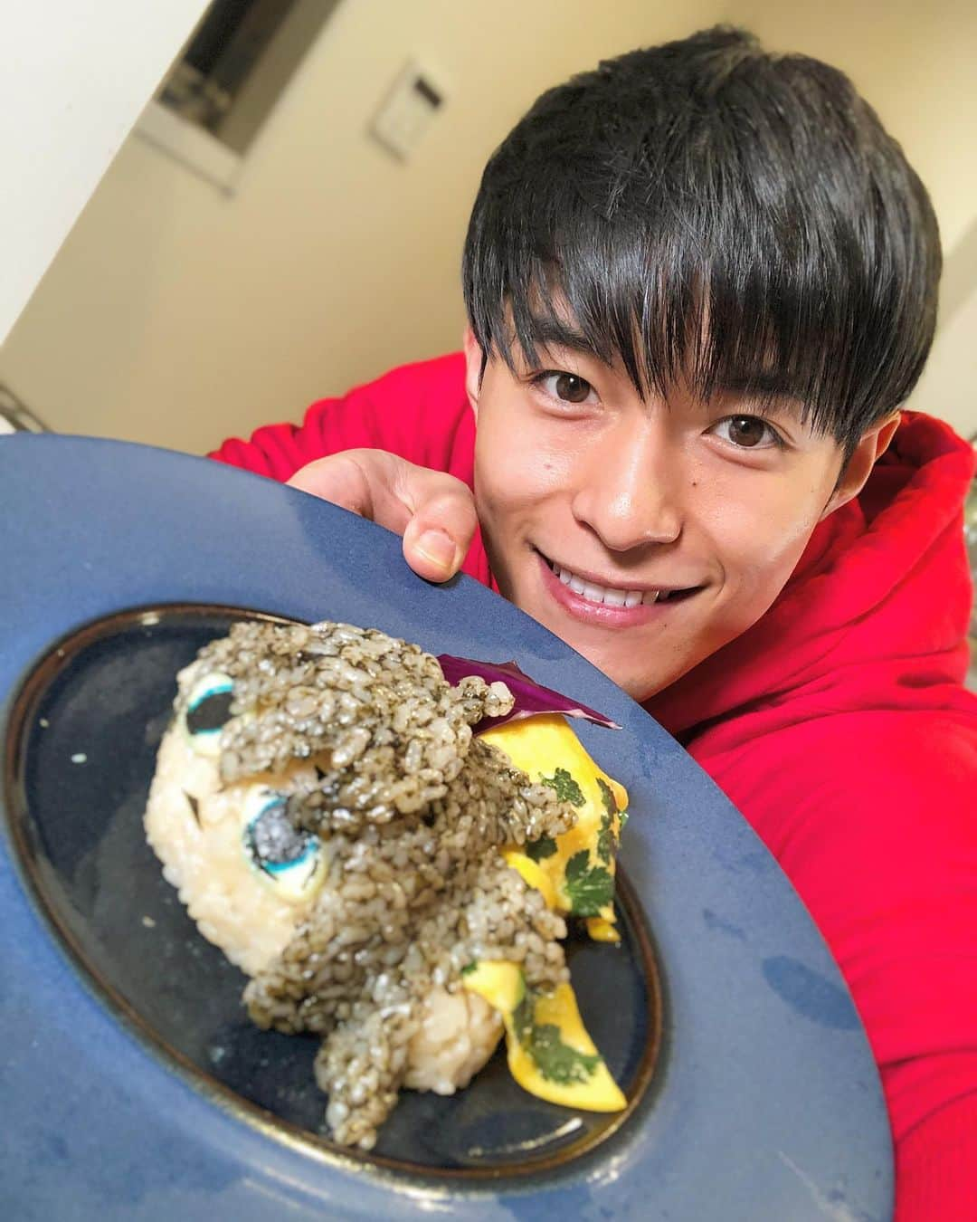 池田航さんのインスタグラム写真 - (池田航Instagram)「義勇さん出来た！❤ #生殺与奪の剣を他人に握らせるな  ･ #ツムツム みたいになった #頑張ったから褒めて 🥺 ･ ･ #鬼滅の刃 #義勇さん #義勇 #義勇さん推し  ･ ･ #おうちのみんなを楽しませるために毎日LIVE実施中 #一緒に最高のおうち時間を過ごそう #おうち時間  #おうちの過ごし方  ･ ･ #小池知事メッセージ  #緊急事態処置実施中 #緊急事態宣言 #自宅待機   @tocho_covid19  東京都公式の緊急事態処置実施活動のアカウントが出来ているみたいです！ 日々変わっていく情報の中でより早くコロナウイルスの情報を教えてくれるみたい！ 東京都のみんなはチェックしてみて😌 ･ ･ YouTubeにて🔎KOHクッキング🔍で 動画投稿してます！ 【池田航】で検索してね❤ ･ ･ ･ 料理アカウントもよかったらフォローしてね✨☞@chef.koh ･ ･ #富山県 #富山 #オム男子 #鎧勇騎月兎 #池田航 #スパコマ #超コマ #食育インストラクター #調理師免許 #スーパーフードプランナー #歯並び #料理男子 #笑顔」2月1日 21時41分 - kohcooking