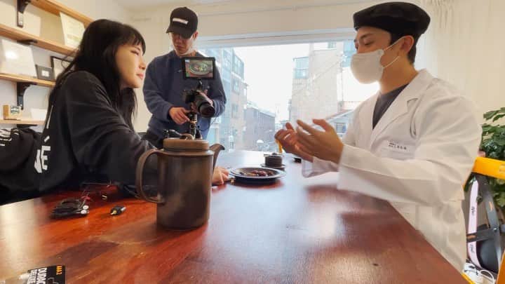 ヒョンミン のインスタグラム：「첫번째 테스트 촬영 후 두번째촬영 !!! 화이팅!!! Azit crew  장소협찬: 태이린한약국 (@taeirin)」