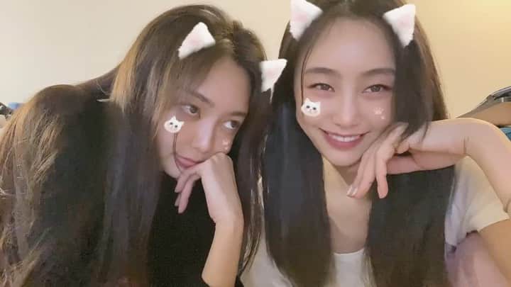 イ・ナリのインスタグラム：「라뷰해 소중해 고마워 친구들💕  건강하자우리🙏  . #머리산발 #집콕생활 #행복하자 #😽#🐈 #소중한건더소중히 #아껴줄거야」