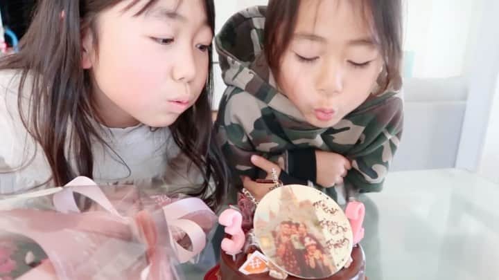 かなのインスタグラム：「． 32歳になりました🙋🏻‍♀️🌈 ． 朝起きてすぐに書いてくれたお手紙も💌 (2枚目👣可愛い🥺) お小遣いを出し合ってくれた花束も💐 大好きなチョコレートケーキも🎂 全部たからものだよ🎁✨ ありがとう🥰🙏🏻 ． 今、目の前にある幸せに感謝して 一歩ずつがんばろう🥰🐢✨ ． ． #私を産んで育ててくれたパパとママに#ありがとう #お祝いしてくれてありがとう#私は幸せです🕊」