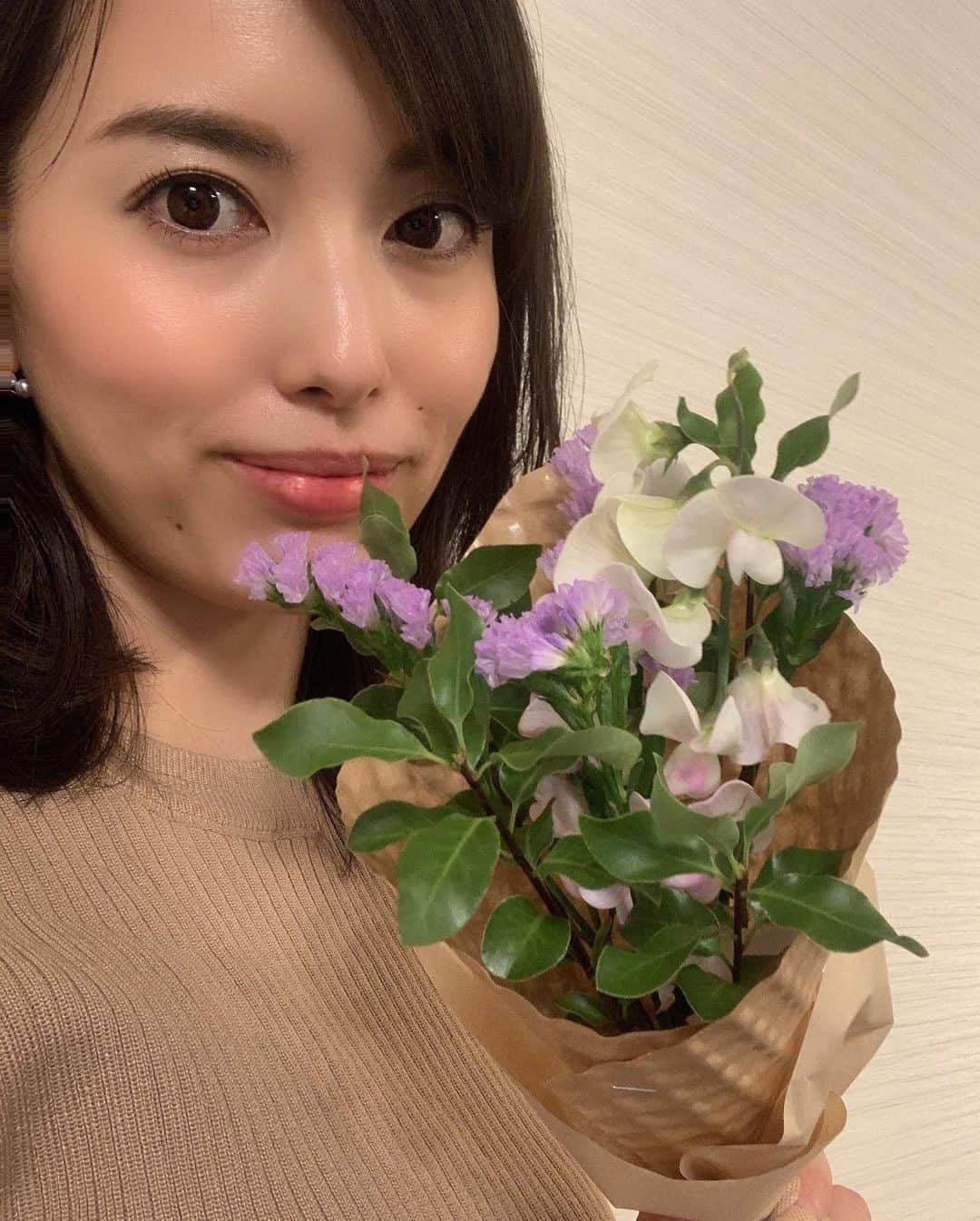 早川茉希のインスタグラム：「2月のスタート💐  今年に入ってもう1ヶ月経ったのね😂 なんだか1月の記憶があまりない笑  最近のお家時間の癒しは、 お花とティータイム☕️  スイートピーって、可憐で惹かれる💐 白いスイートピーの花言葉は 「ほのかな喜び」だそうです🤍 まさに、ほのかな喜びをもらたしてくれる😍  しばらく私の中でコーヒーブームが到来していたけれど 最近は、再びお茶にハマり中です❣️  #hellofebruary #sweetpea #loveflowers #healing #2月スタート #早く暖かくならないかな #お花のある暮らし #スイートピー #癒しの時間 #stayhome #おうち時間 #癒し #お花 #紅茶好き #ピエールエルメ #マカロン #COMMEPARIS #コムパリのカヌレ #スイーツ好きな人と繋がりたい」