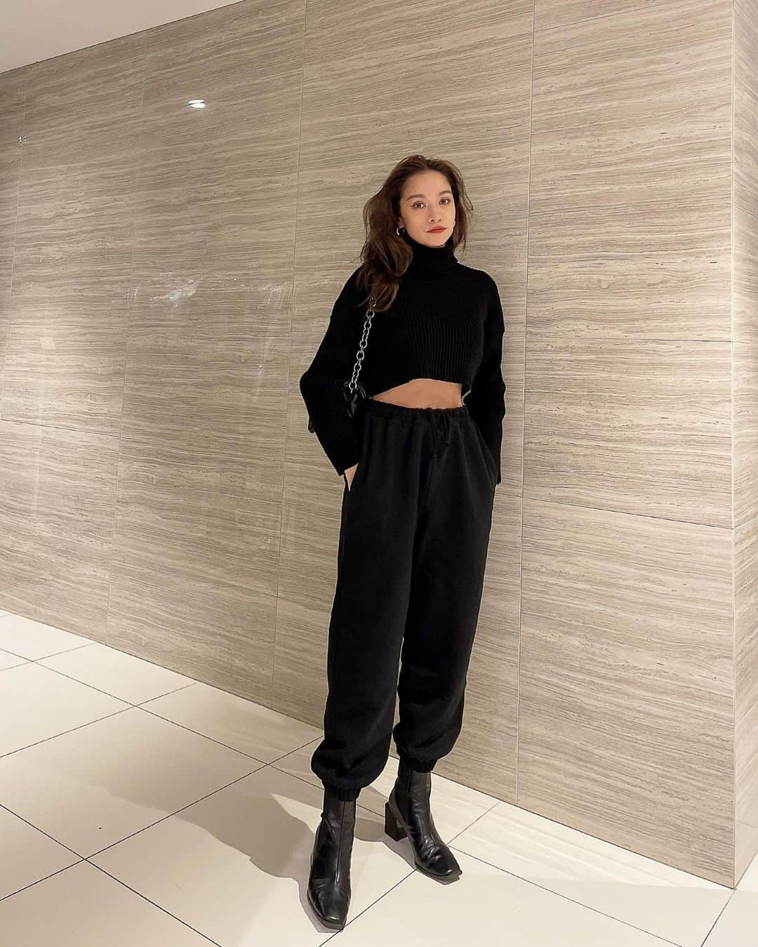 大森美知さんのインスタグラム写真 - (大森美知Instagram)「今日の私服🪞🖤 まっくろな気分。 #ニーバイミッシェル の大人気ブーツ 履きやすくて余裕で1日中はいてる‼︎  boots @ll_by_michelle  knit&bag @zara pants @hm accessory @louisvuitton   #みちしふく #ootd #fashion」2月1日 21時37分 - michi_oomori_official