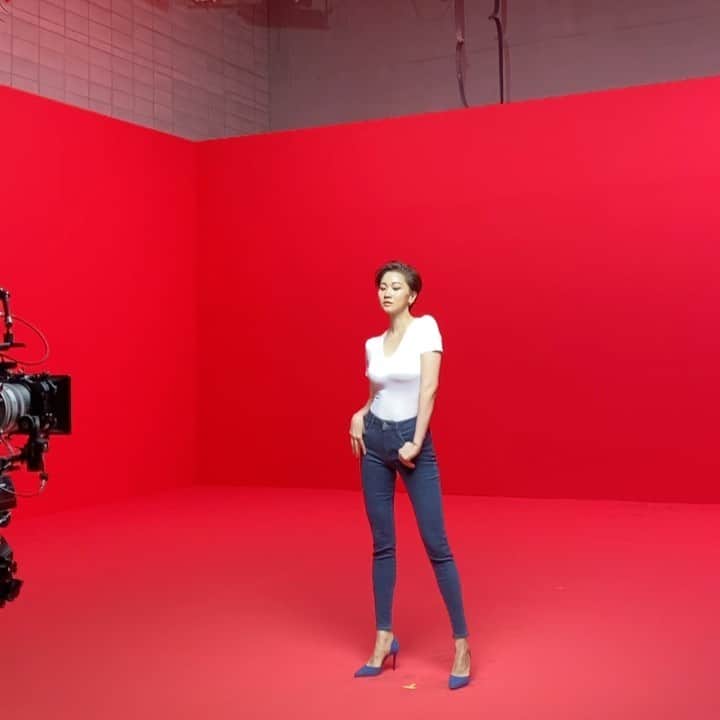 チャン・ユンジュのインスタグラム：「얼마전 촬영장에서.  어떻게 지나갔는지도 모르게. 벌써 2월. 💋❤️👠 #첫마음그열정을잃지말자  #무엇을하든지금힘들어도」