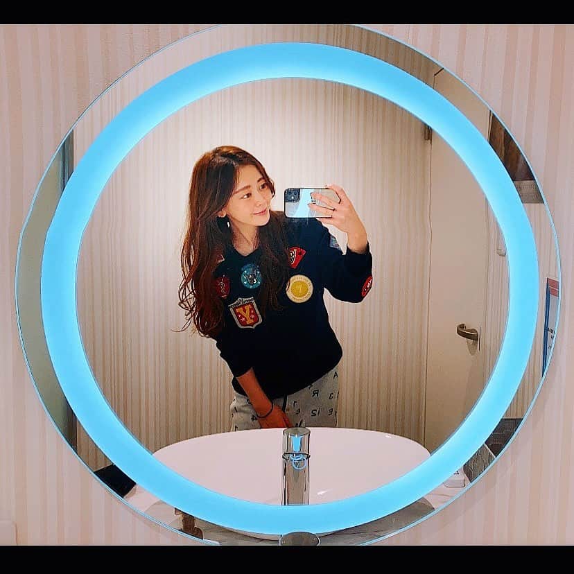 のインスタグラム：「初⭐︎ピコトーニング＋ケアシスを。  ダウンタイム無しだし 痛みもほとんど無くって モチモチウルウルしっとりつや肌に✨  即効性すご！  このパウダールーム可愛かった♡ ☑︎📍/ @tokyo_ace_clinic  . . #美容 #美容皮膚科 #アンチエイジング #ピコトーニング #ケアシス #医療ハイフ #明日花キララ #明日花キララさんプロデュース #心斎橋店オープン #osaka #beauty #tokyoaceclinic #美肌 #美肌ケア #レーザー治療 #フェイシャル #model #style #skincare #女子力 #思わぬ再会もあって素敵時間でした♡#小顔 #サイズダウン」