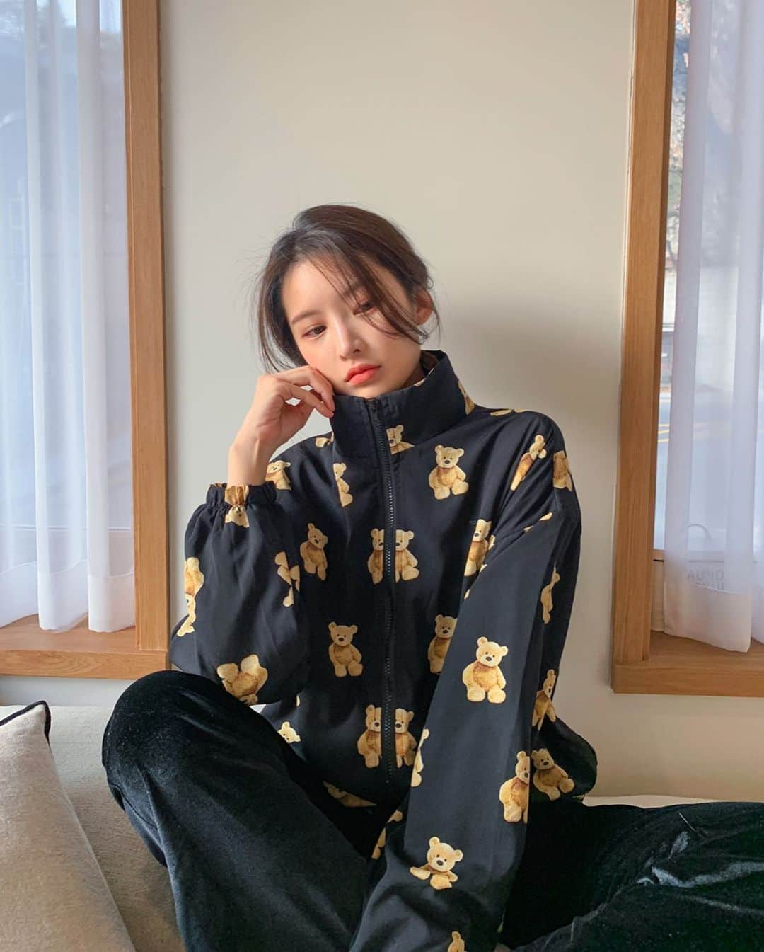 Chuuさんのインスタグラム写真 - (ChuuInstagram)「🎀츄X셀럽쇼퍼🎀  이번 달부터 스타일멤버에서 셀럽쇼퍼로 활약하게 될 다민님❤️ @jindamiin  러블리 데일리룩 찰떡 같이 코디하여 입어주시는 다민님🤎 이번 코디도 츄멤님들 맘에 쏙 드는 상품들로만 준비하였어요✨ 지금 다민님의 코디 구경하러 놀러오세요!!  #chuu#츄#셀럽쇼퍼#lovely_daily_look_chuu」2月1日 21時39分 - chuu_official