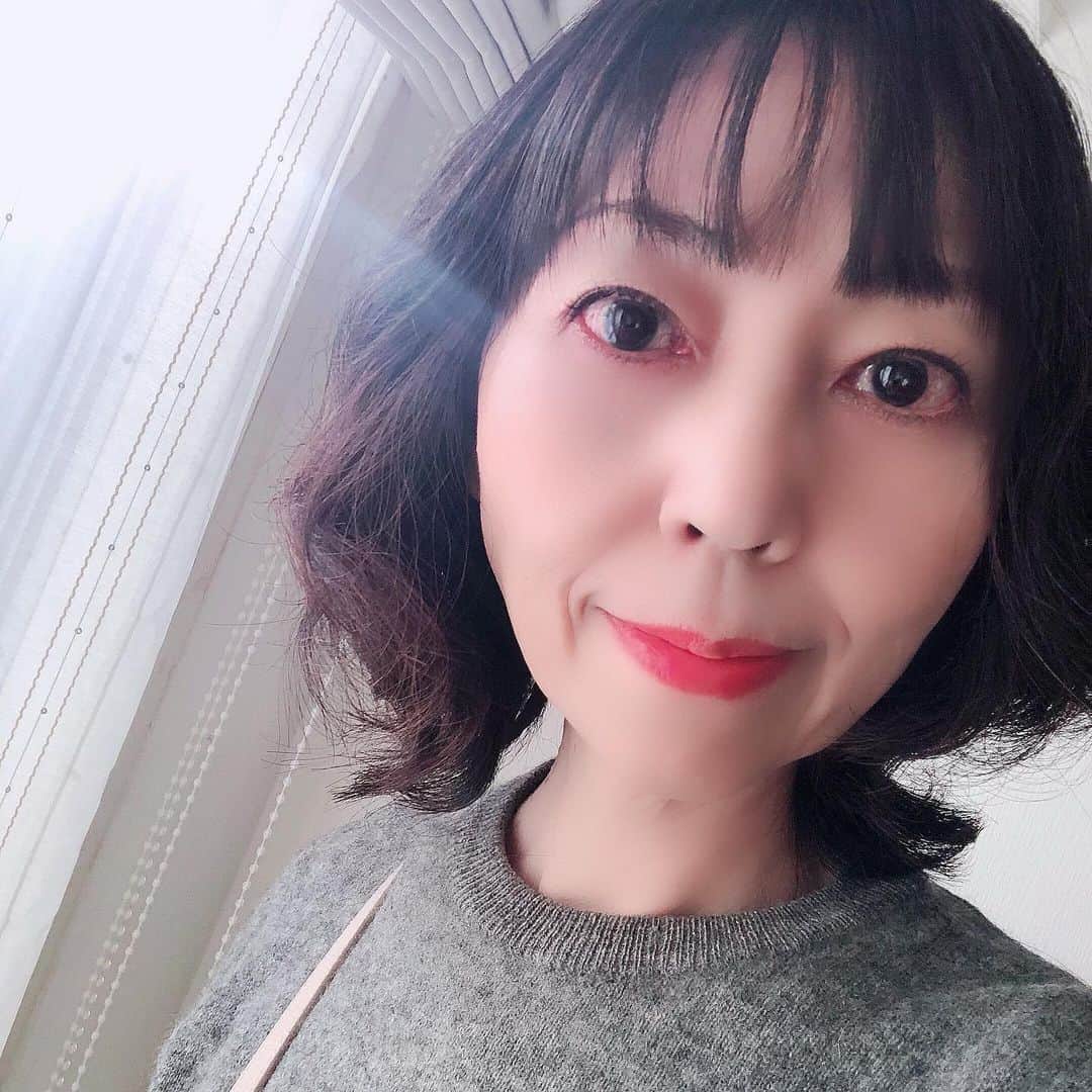 西原さおりのインスタグラム：「こんにちは西原さおりです🎙 ・ 昨日ご紹介したバッグ、さっそく使い倒してます👜 ・ このミニトート、てっきり布製かと思ったら、実は合皮なんです。 わたし合皮大好きなんですよー。 軽くて濡れても平気だし、汚れてもすぐ落とせる😊 ・ 全体のカラーはグレージュ、ハンドル部分は薄いカーキ、内側の布地は薄ーいグリーン。 のぞ様の雪組カラーコーディネートなのでしょうね✨ ・ どんな色の服にも合う、すごく活躍度の高いバッグだと思います☺️ ・ ・ 写真は外で撮ろうと思ってたけど、良い場所が見つからず結局部屋で自撮り😂 ・ #キャトルレーヴ宣伝部長になりきってみた  #宝塚歌劇団 #雪組 #望海風斗 さまプロデュース✨ #ナレーター #西原さおり #ヅカオタ です💃🕺」