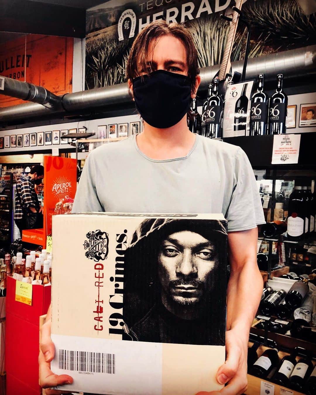 トーランス・クームスのインスタグラム：「Yeah, roll up the dank, and pour the drank, and watch your step ‘cause Doggy's on the wine label.」
