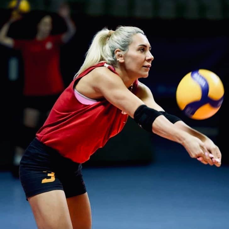 ギゼム・ギュレシェンのインスタグラム：「İyi haftalar voleybol severler... #ilovethisgame #volleyball」