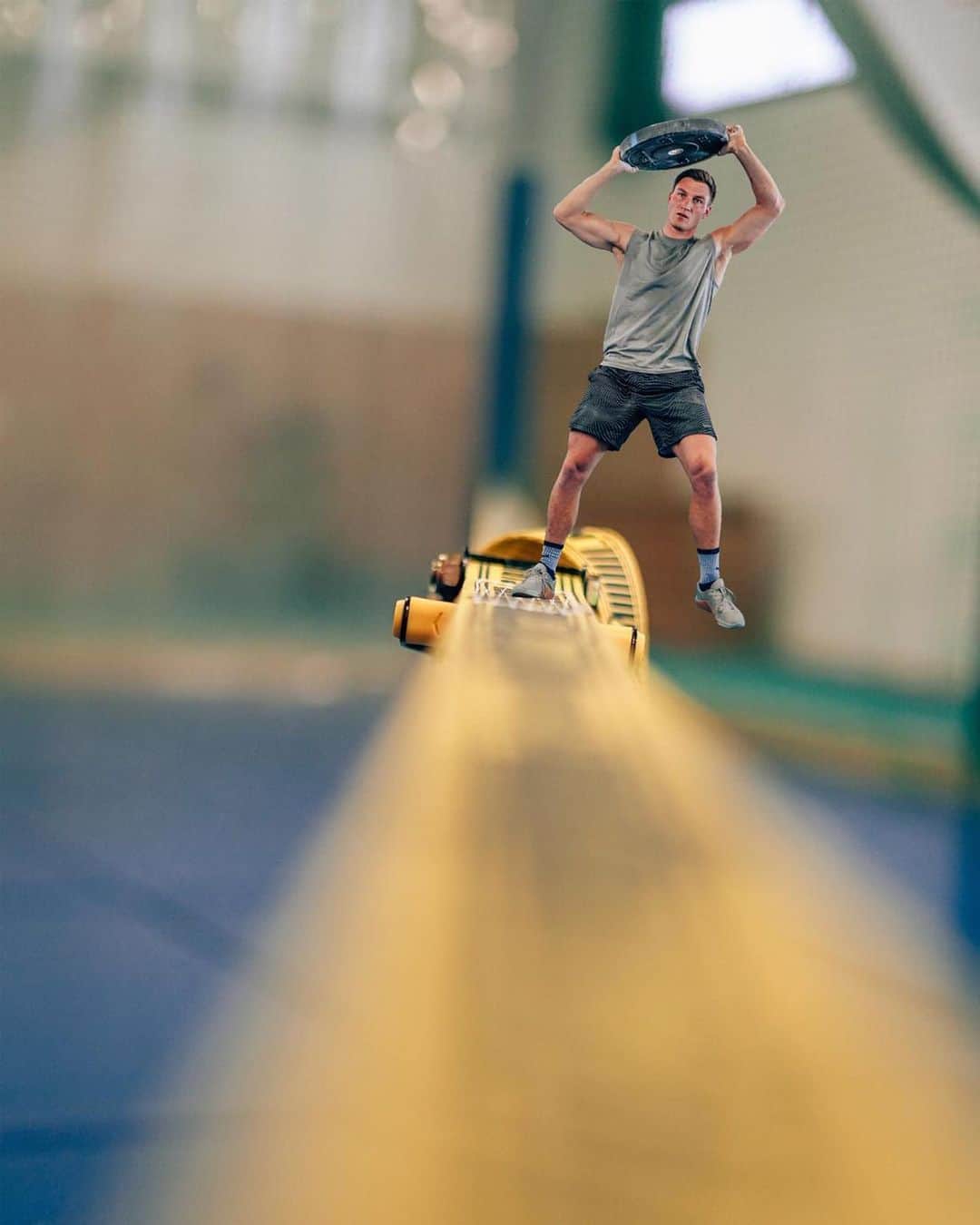 のインスタグラム：「No matter how huge your new week challenges seem to be - tackle them! 🤞🏼💪🏼🔋 #newweek #miniathletics #slackline #trackandfield #javelin #throwernation #throwers #stability」