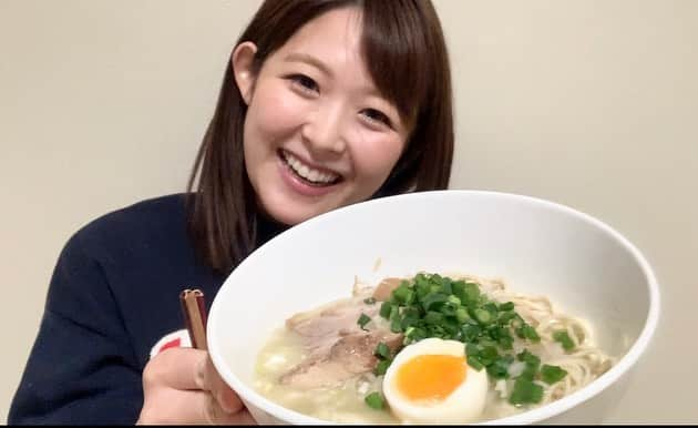 諸國沙代子のインスタグラム：「. 今度の土曜お昼12時〜 #森ちゃんのラーメンフェスタ  【ファン感謝祭】を YouTubeでライブ配信します！ . お昼2:30〜地上波で放送の ytvアナウンサー特番 #アナだらけ と 合わせてご覧下さい！ . . 私が頂いたラーメン三杯目の紹介は  #ラー麺陽はまた昇る の #濃厚とりとん貝塩ラーメン。 . 濃厚な鶏白湯スープに 貝の風味豊かな塩ダレ！ 麺は歯応えもある細麺で スープを持ち上げてくれます！ めちゃくちゃ美味しかったー！ @mori_ramen  #ラーフェスリモート  #ウマ顔コンテスト」