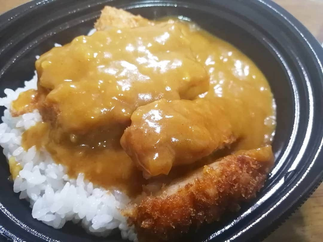 林智美 さんのインスタグラム写真 - (林智美 Instagram)「うみのこカレー🍛 * 学習船｢うみのこ｣に乗って、 琵琶湖の上で他校の小学生と共に1泊2日を過ごす フローティングスクール🛳️  そこで昼食として出される、このカレー。 滋賀県民の小学生5年生時の思い出の味。  でもな～～～！ 正直どんな味だったかまでは、 覚えてないな～～～🤣笑  ここまでスパイシーだったかな？ でも美味しかった～ うみのこ懐かしい。。なんだか嬉しい😋  滋賀県内で期間限定でセブンイレブンで発売中🍛 ぜひとも。  #うみのこ #うみのこカレー #セブンイレブン #限定 #カレー #カレーライス #滋賀県 #滋賀 #大津 #FM滋賀 #eradio #style #ラジオ #radio #ラジオDJ」2月1日 16時23分 - h_tomomi_i