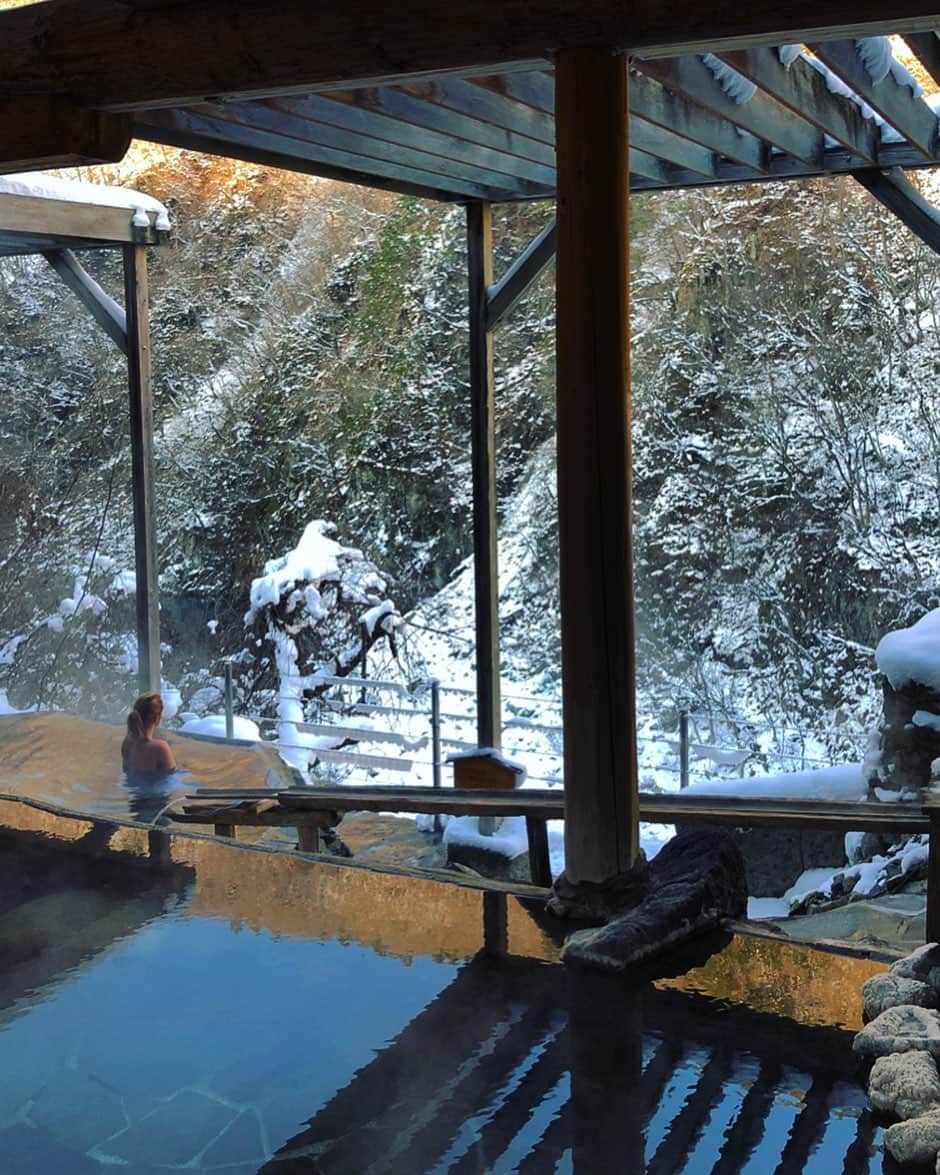 Rediscover Fukushimaさんのインスタグラム写真 - (Rediscover FukushimaInstagram)「The best way to enjoy a snowy view is from the comfort of a warm onsen, change my mind.❄️🥰  Imagine you are watching the snow fall as you relax in the tiered baths of Ookawaso Ryokan at Ashinomaki Onsen. What wintry thoughts might cross your mind?❄️  I like to pretend to be a snow monkey... 🐒  Anyone else? 🤣  Check out our link for more information!⬇️ https://fukushima.travel/destination/ookawaso/138  @aizu_ookawaso   *I was given special permission to enter the bath with a towel on and to take photos. When you visit please do not wear a towel and do not take photos.   🏷 ( #ashinomakionsen #ashinomakionsenstation #芦ノ牧温泉　#大川荘 #ookawasou #snowyonsen #snowviewingonsen #snowyjapan #japow #onsen #onsen♨️ #onsenjapan #onsenryokanyuenshinjuku #onsenhotpools #hotsprings #hotspring #japan #japones #giappone #日本　#nihon #winterbath #winterbathing #fukushimagram #fukushima #traveljapan #visitfukushima #onsenfan #onsenfanatic #japon )」2月1日 16時24分 - rediscoverfukushima