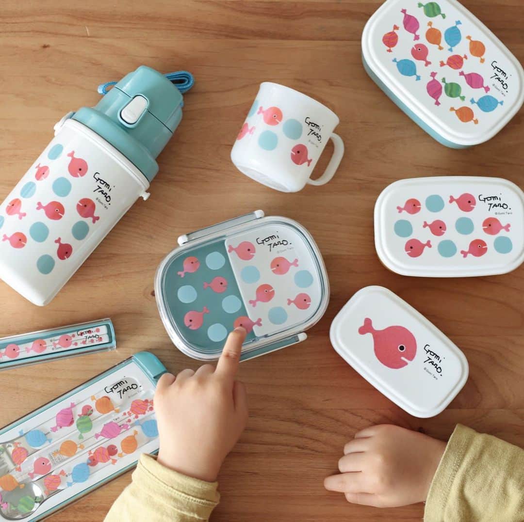 きなこのインスタグラム：「絵本「きんぎょがにげた」のお弁当グッズシリーズ♡ 去年の夏に発売された文房具シリーズ（最後の写真）に引き続き、今回もデザインの監修を担当させていただきました✨  スモーキーなブルーと、鮮やかな"きんぎょ"との色の組み合わせがお気に入り♡シリーズで揃えて使うとさらに可愛さアップ♡毎日のランチタイムが楽しくなるシリーズです♩ 全て日本製で丈夫なので、安心してお使いいただけますよ🥰  入れ子式の3ピースランチボックスは、デザートを入れたりお出かけ時におやつを入れて持ち歩くのにもぴったり♩プラコップはおうちで歯磨き用にも…♩他にもお箸セット、カトラリーセット、水筒、ランチクロス、お弁当袋、コップ袋など全9アイテムが揃っています✨  ▶︎▶︎アイテムの詳細、オンラインショップなど、ブログの記事でご案内してます☺︎ プロフィールのリンクからどうぞ！→ @kinako_710」