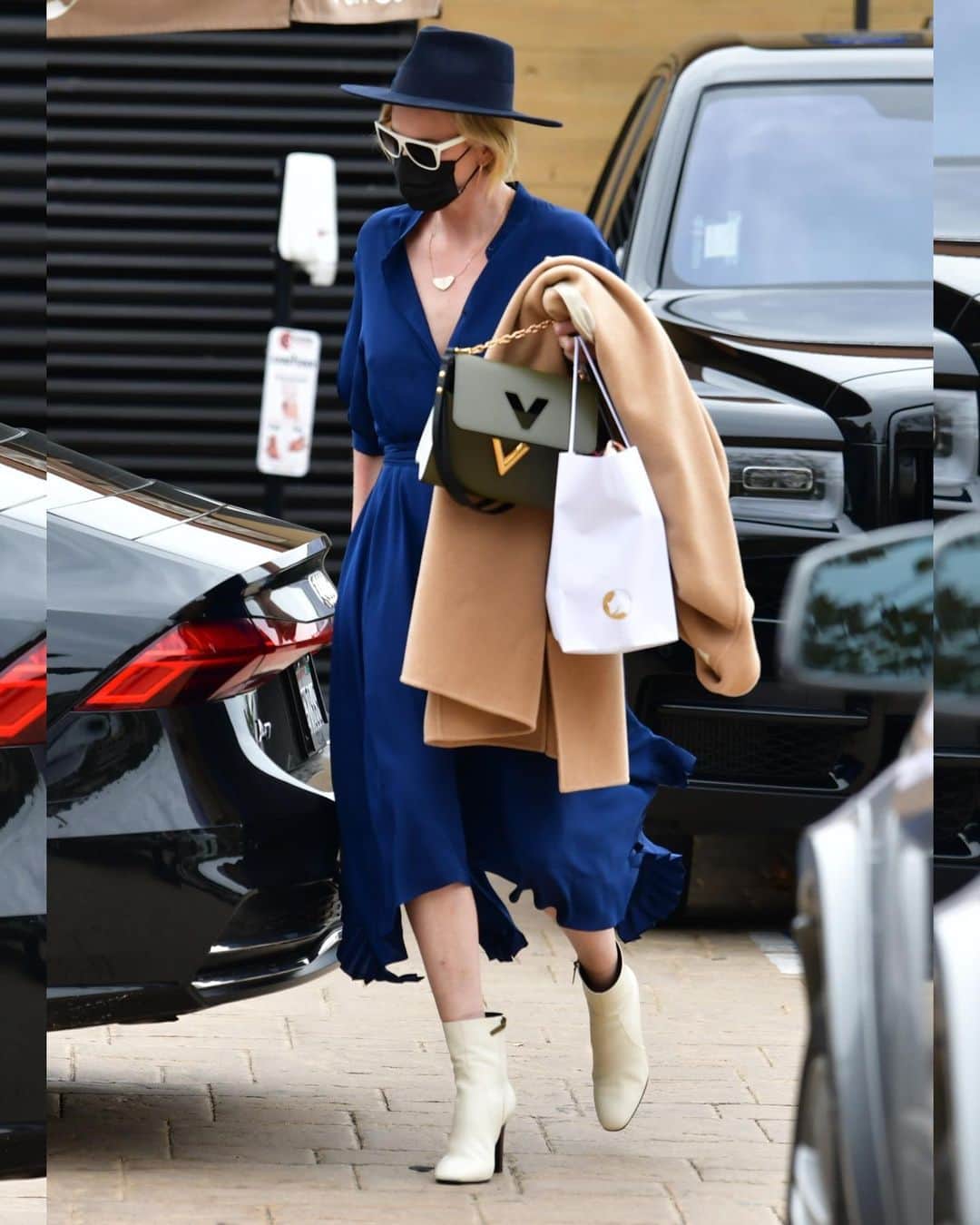 Just Jaredさんのインスタグラム写真 - (Just JaredInstagram)「Charlize Theron (@charlizeafrica) dons a super chic outfit while grabbing lunch with friends! #CharlizeTheron Photos: Backgrid」2月1日 16時33分 - justjared