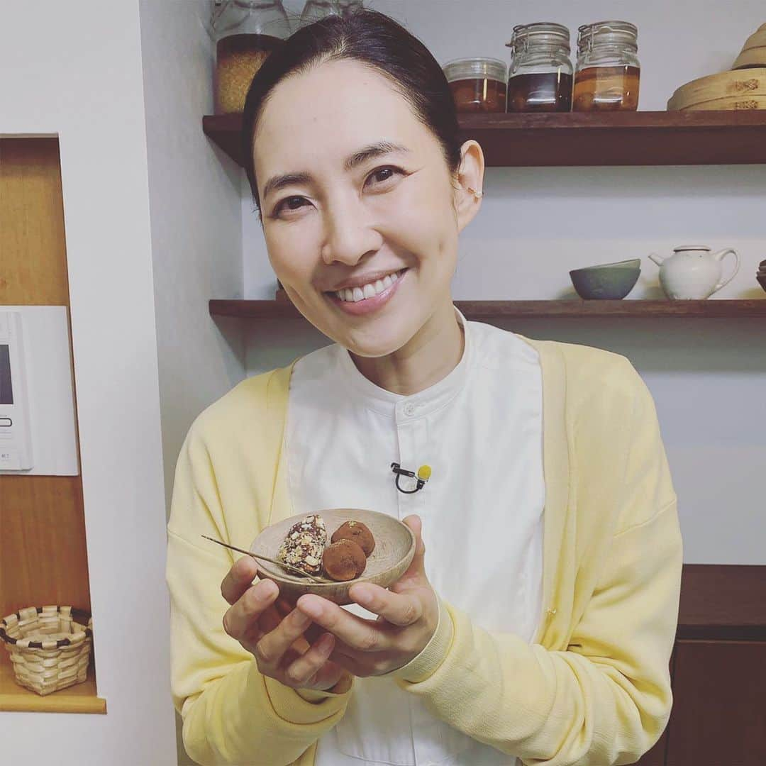 浜島直子さんのインスタグラム写真 - (浜島直子Instagram)「今日から2月！はんや〜🤩 というわけで、2月の暮らしのレシピのゲストは、料理家の榎本美沙さん。  旦那様と一緒に季節の料理を作って紹介するサイト「ふたりごはん」が大人気の榎本さん。 今回は今の季節にピッタリの、身体がポカポカ温まるレシピを教えてもらいました😋  そしてバレンタイン前日でも簡単に作れる大人のトリュフチョコも教えてもらいましたよ〜🍫(チョコの回は2週目に放送予定) ・ 発酵マイスターの資格ももつ榎本さん。 酒粕を使ったりお味噌を使ったりして、素材の旨味をグッと引き出しながら楽しんでお料理している姿がとても印象的でした✨ そして、試食の時の幸せそうなお顔と言ったら！ 本当に、食べることが大好きなんだなぁ🥰(仲良くなれそう❤️) ・ 榎本美沙さんがゲストの放送回は、2月の毎週土曜日。TBSで午前9時25分から。 関東ローカル番組ですが素敵なホームページもありますので、ぜひ覗いてみてくださいね✨ 過去のゲストの方々の、簡単で美味しいレシピもたくさん載っています🌈 ・ #東京ガス #tbs #暮らしのレシピ #榎本美沙　さん #私の衣装は #シャツ　#カーディガン　共に #spickandspan @spickandspan_jp  #チノパン　は #shinzone」2月1日 16時34分 - hamaji_0912