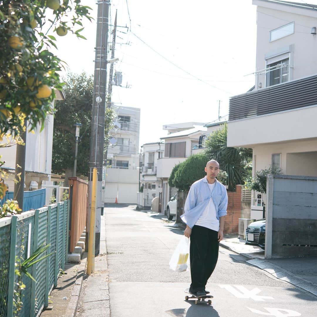 Wakana Babaのインスタグラム：「暮らしのおへそvol.31にて、スケートボードで器を行商する器つか本の塚本憲央さん、ナチュラルクリーニング講座を行う本橋ひろえさんのお二方を撮影。今号も興味深く素敵な人達の日々の暮らしの「おへそ」を読み、元気もらった。参加させて頂き感謝。 #wakanababaworks」