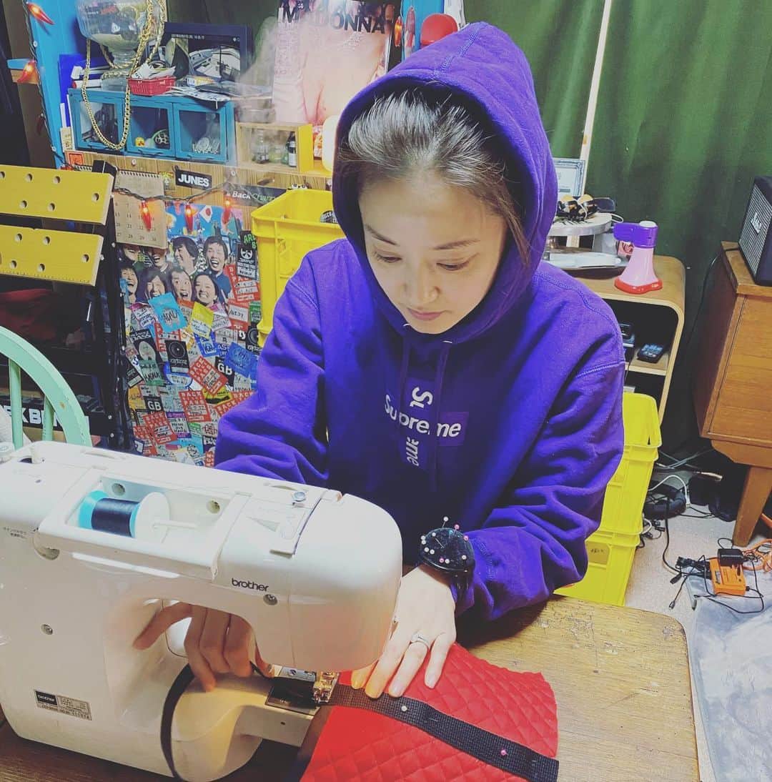 中越典子さんのインスタグラム写真 - (中越典子Instagram)「友人宅にてミシンを借りて、 息子の幼稚園バッグづくり。  裁縫が苦手な私は時間がかかるわぁ。フヒーっ💨 だけど、ここはこだわりたいとこ！ がんばったるでー  #幼稚園バッグ #ミシン #こだわり」2月1日 16時45分 - nakagoshi_noriko.official