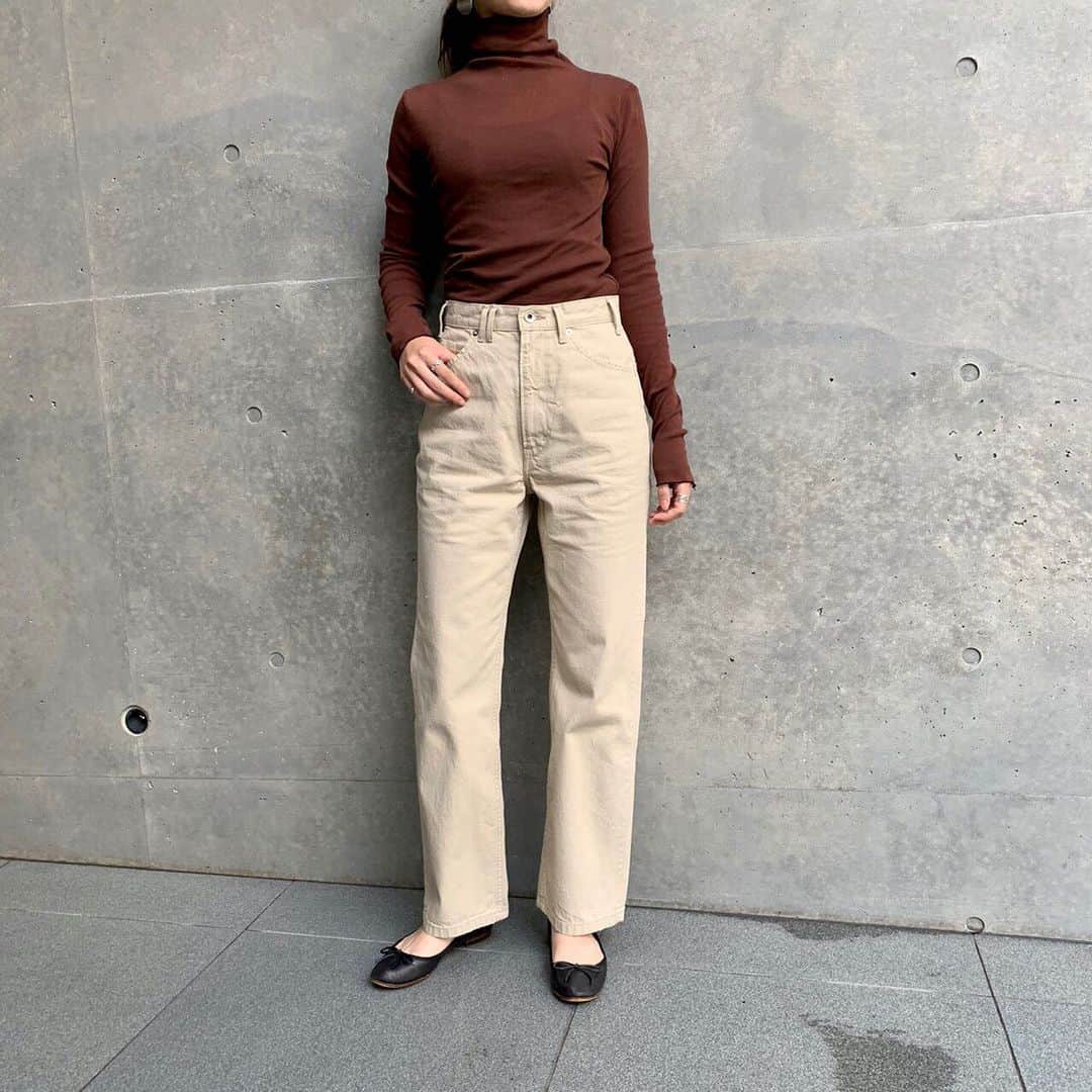 Moname Official Instagramのインスタグラム：「. ストレートシルエットのベージュ✨ 太すぎないスリムさと女性らしさのあるシルエット。 ブラウン系とも相性が良いベージュの カラーデニム素材です。 . STRAIGHT No.41103314 Color. BEG ¥14,000 +tax . 163cm . #moname #モナーム#ストレート #denim #fashion #ootd #おしゃれ #おしゃれ女子 #パンツ #カジュアルコーデ #シンプルコーデ #着回しコーデ #今日のコーデ#パンツスタイル#着画 #ラフコーデ #きれいめコーデ #ストレート  #着回し #160cm  #大人女子#美脚#ストレッチデニム #ベージュ#ペタンコ靴#ブラウン#カラーデニム#大人カジュアル」