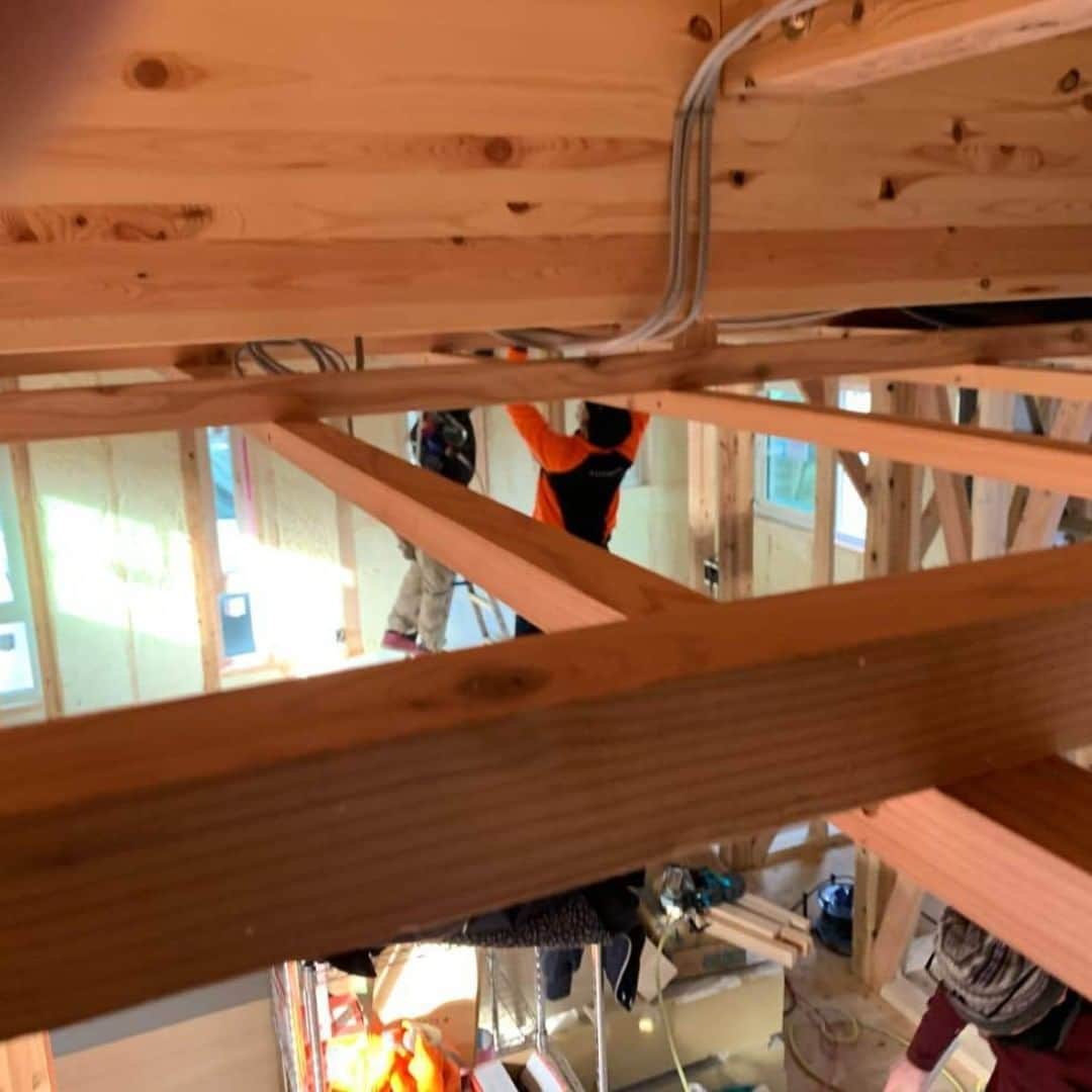のインスタグラム：「天井材を張る前に配線工事です。天井電気配線が整いました！  ＊＊＊＊＊＊＊＊＊＊＊ 「目先のデザインだけではない、家族の安心安全をもたらす堅実設計」 「ヒアリング重視」 「長い目でのコスパ重視」 が『価格と性能を両方まじめに考える工務店』ハゼモト建設の特徴です。  北九州の注文住宅についてお客様とのふれあいの様子はホームページにてご案内しています。 https://hazemoto-k.co.jp/ ＊＊＊＊＊＊＊＊＊＊＊  #注文住宅北九州 #新築北九州 #工務店北九州 #リフォーム北九州 #リノベーション北九州 #物件情報北九州 #土地探し北九州 #ローコスト住宅北九州 #老舗北九州 #現場見学会北九州 #構造見学会北九州 #コロナ対策北九州 #zoom北九州 #ZEH北九州 #見学会北九州 #新築北九州 #ハゼモト建設北九州 #北九州市 #マイホーム北九州 #高性能住宅北九州 #住宅北九州 #木造住宅北九州 #子育て北九州」